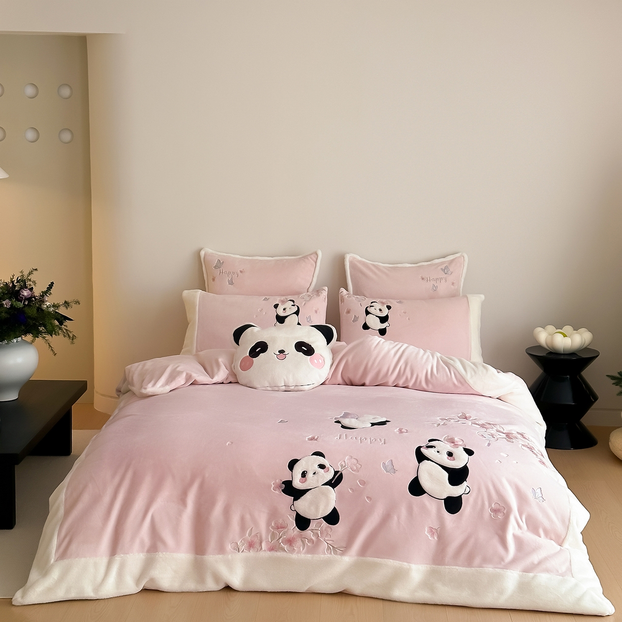 91家纺网 家纺一手货源 找家纺 （总）佳汐蓝家纺 2025新款双色拼接刺绣全消光牛奶绒四件套-熊猫 控价：券后不低于398