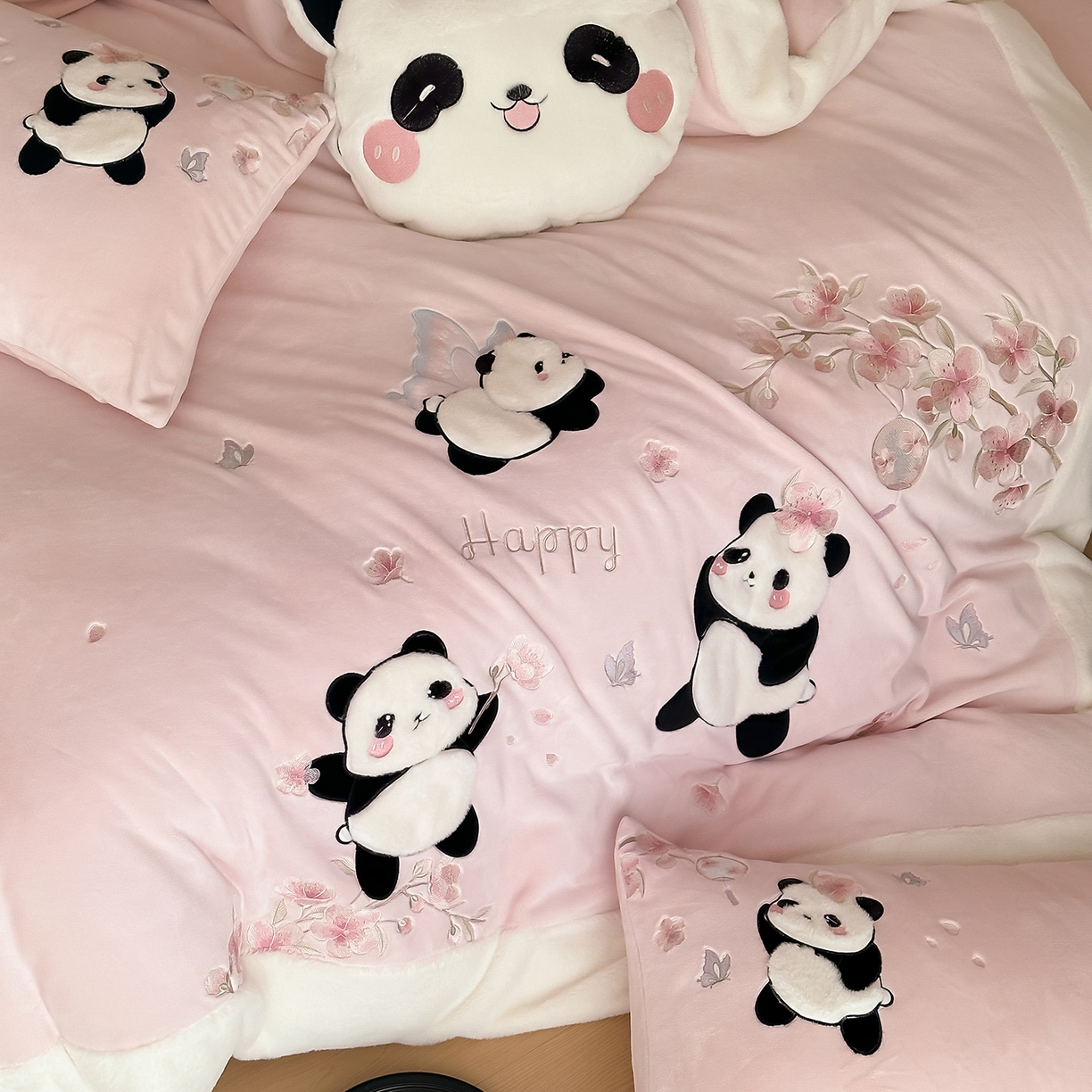 91家纺网 家纺一手货源 找家纺 （总）佳汐蓝家纺 2025新款双色拼接刺绣全消光牛奶绒四件套-熊猫 控价：券后不低于398