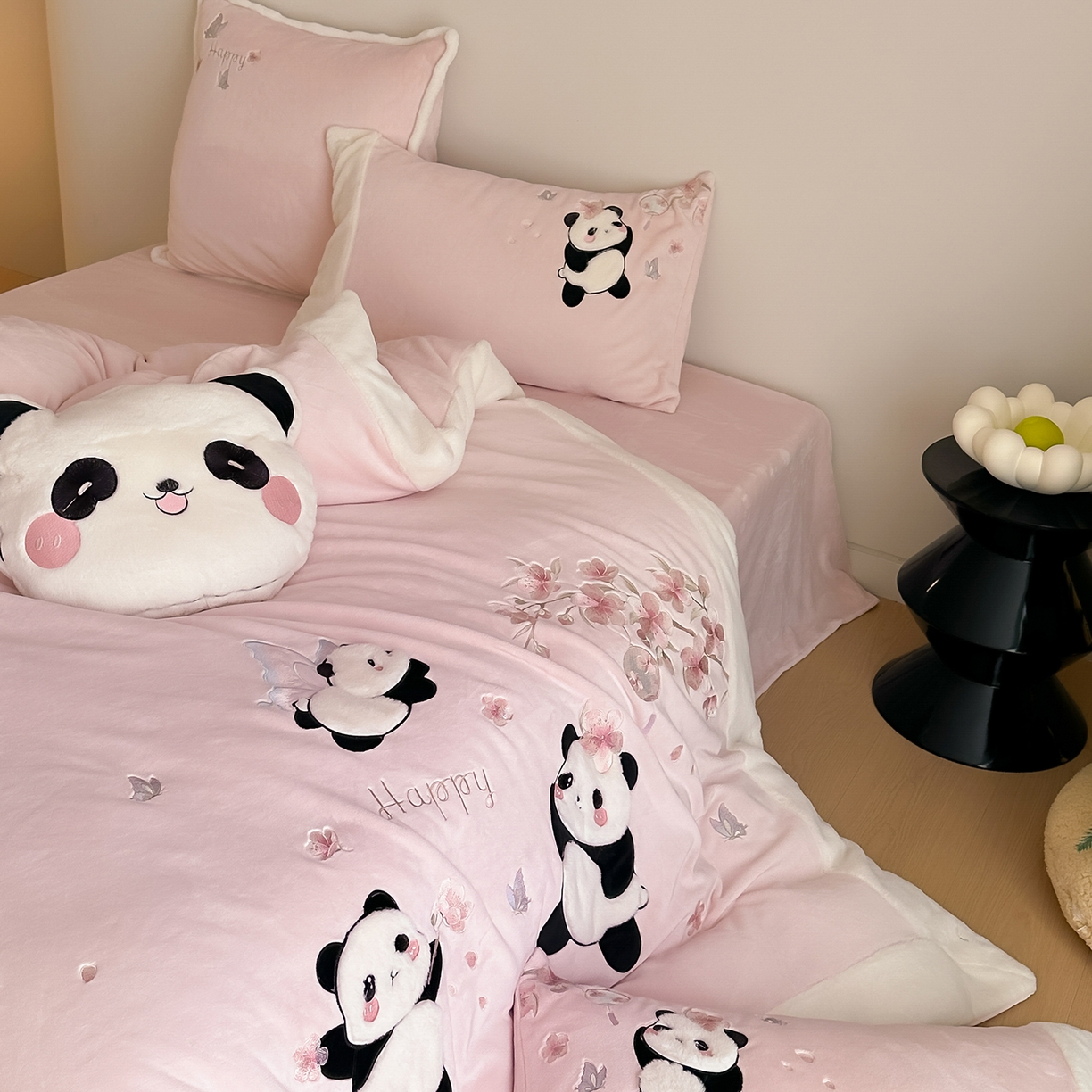 91家纺网 家纺一手货源 找家纺 （总）佳汐蓝家纺 2025新款双色拼接刺绣全消光牛奶绒四件套-熊猫 控价：券后不低于398