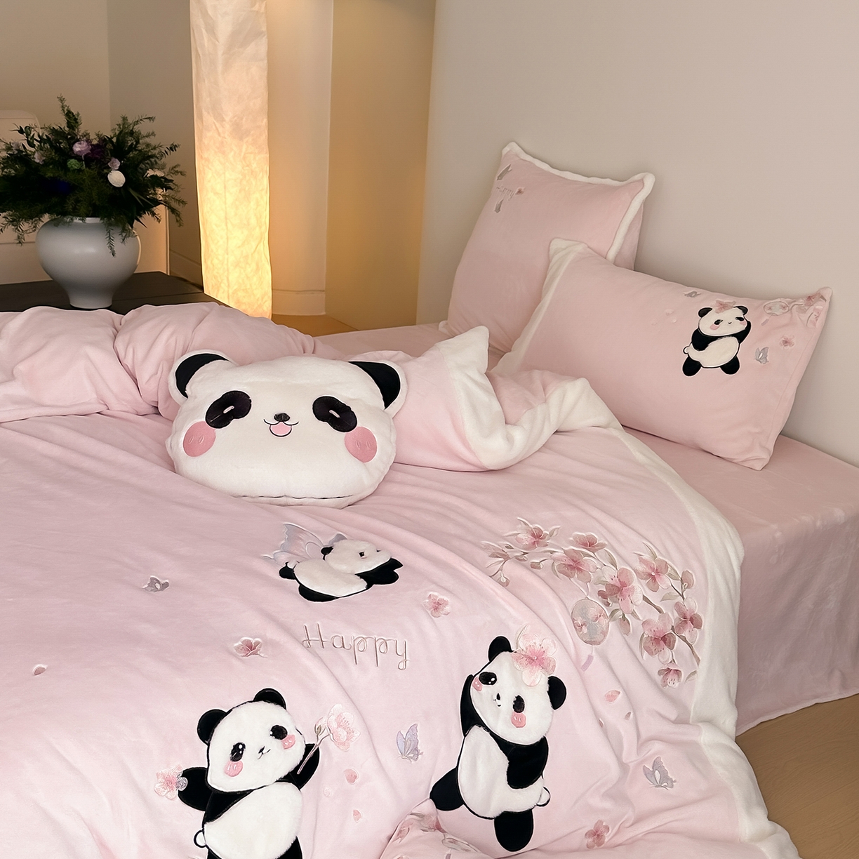 91家纺网 家纺一手货源 找家纺 （总）佳汐蓝家纺 2025新款双色拼接刺绣全消光牛奶绒四件套-熊猫 控价：券后不低于398