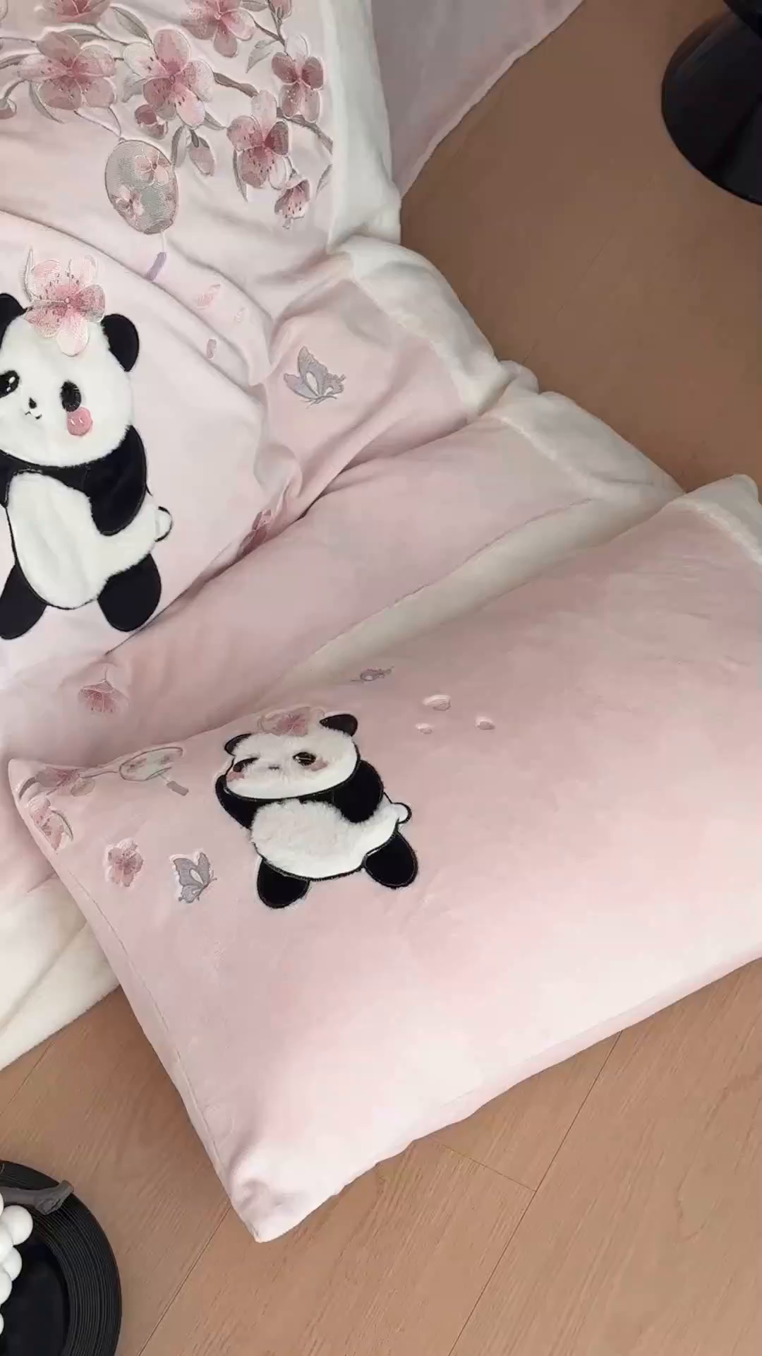 91家纺网 家纺一手货源 找家纺 （总）佳汐蓝家纺 2025新款双色拼接刺绣全消光牛奶绒四件套-熊猫 控价：券后不低于398