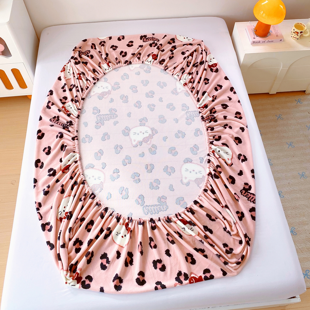 91家纺网 家纺一手货源 找家纺 葡萄家 2025年新款新增花型牛奶绒印花单床笠萌系卡通单品床笠床笠单件 豹纹猫粉