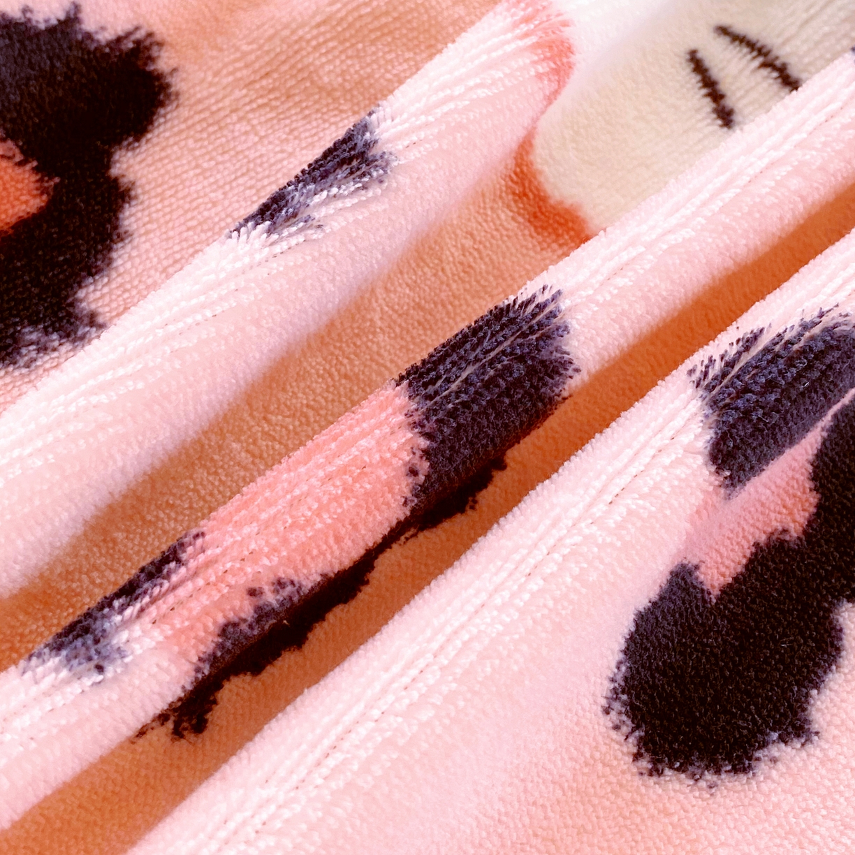 91家纺网 家纺一手货源 找家纺 葡萄家 2025年新款新增花型牛奶绒印花单床笠萌系卡通单品床笠床笠单件 豹纹猫粉