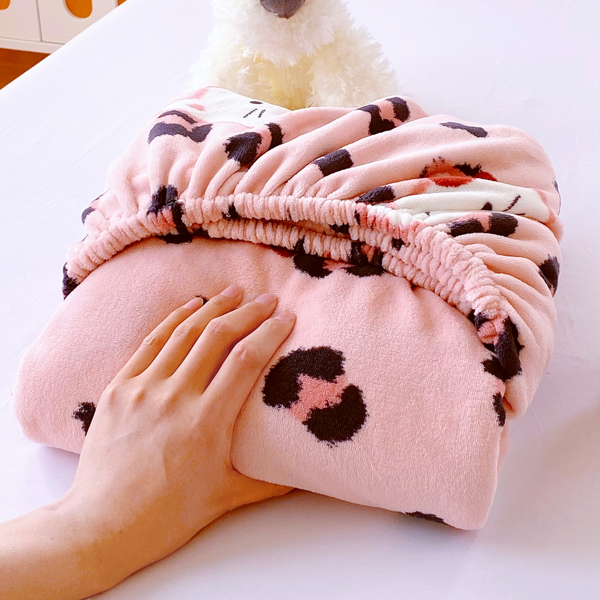 91家纺网 家纺一手货源 找家纺 葡萄家 2025年新款新增花型牛奶绒印花单床笠萌系卡通单品床笠床笠单件 豹纹猫粉