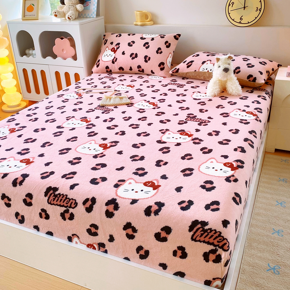 91家纺网 家纺一手货源 找家纺 葡萄家 2025年新款新增花型牛奶绒印花单床笠萌系卡通单品床笠床笠单件 豹纹猫粉