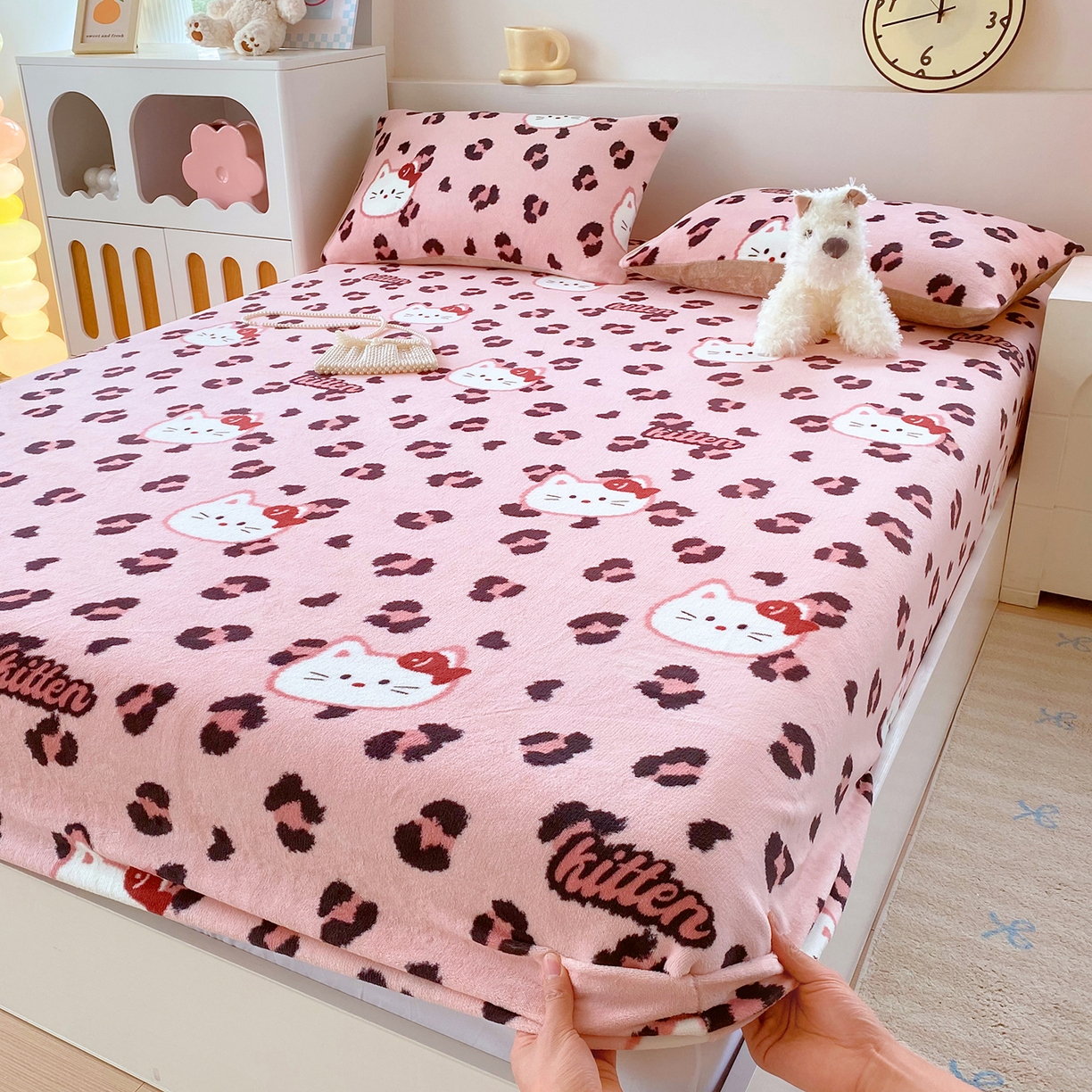 91家纺网 家纺一手货源 找家纺 葡萄家 2025年新款新增花型牛奶绒印花单床笠萌系卡通单品床笠床笠单件 豹纹猫粉
