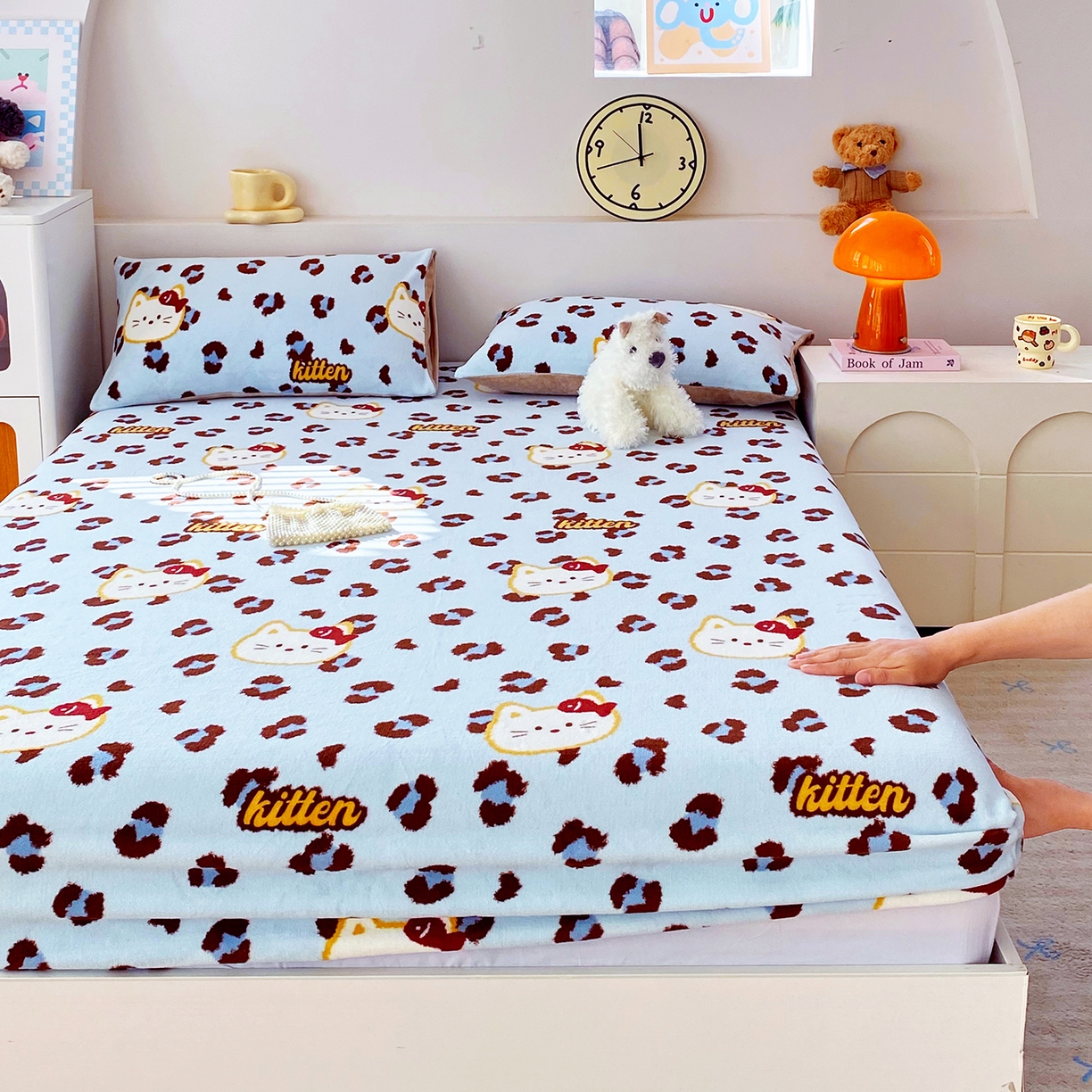 91家纺网 家纺一手货源 找家纺 葡萄家 2025年新款新增花型牛奶绒印花单床笠萌系卡通单品床笠床笠单件 豹纹猫蓝