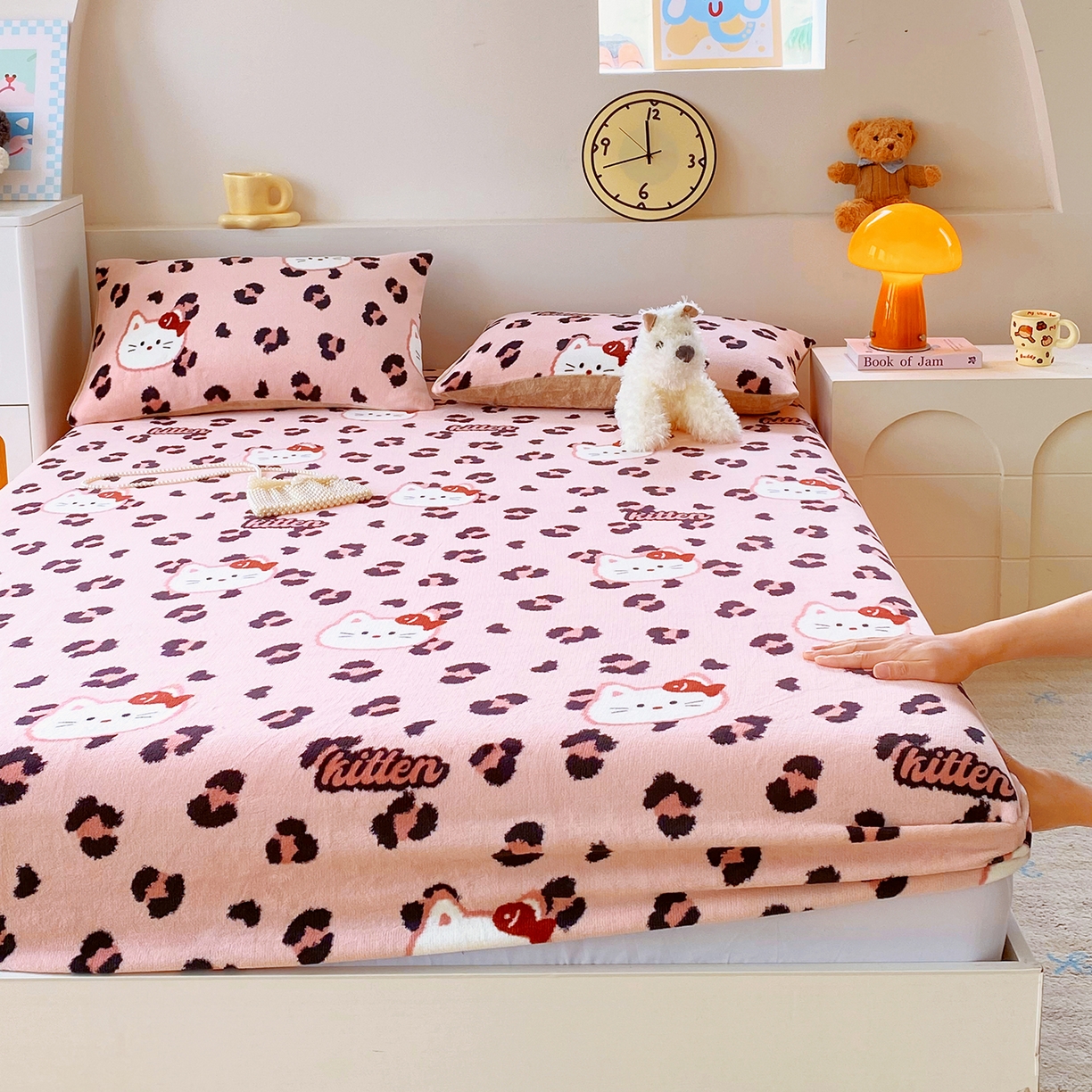 91家纺网 家纺一手货源 找家纺 葡萄家 2025年新款新增花型牛奶绒印花单床笠萌系卡通单品床笠床笠单件 豹纹猫粉