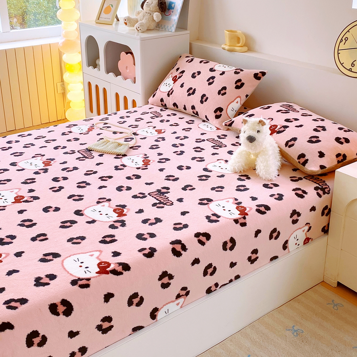 91家纺网 家纺一手货源 找家纺 葡萄家 2025年新款新增花型牛奶绒印花单床笠萌系卡通单品床笠床笠单件 豹纹猫粉