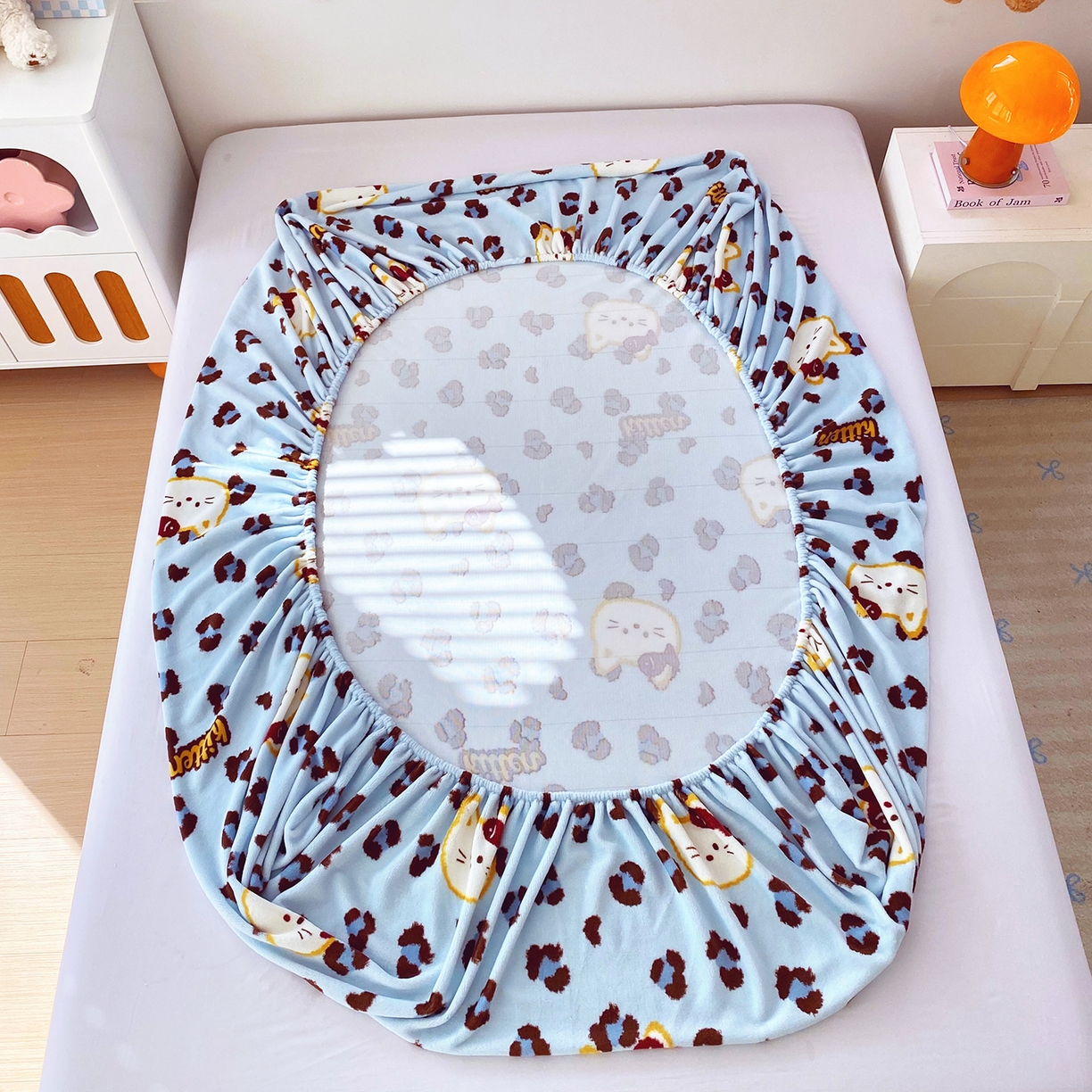 91家纺网 家纺一手货源 找家纺 葡萄家 2025年新款新增花型牛奶绒印花单床笠萌系卡通单品床笠床笠单件 豹纹猫蓝