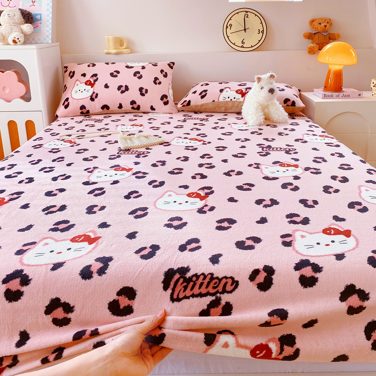 91家纺网 家纺一手货源 找家纺 葡萄家 2025年新款新增花型牛奶绒印花单床笠萌系卡通单品床笠床笠单件 豹纹猫粉