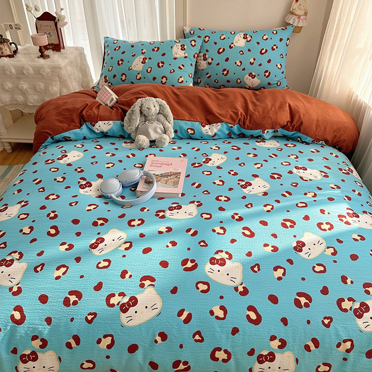 91家纺网 家纺一手货源 找家纺 贝扬思家纺 2025新款敲可爱的奶呼呼云感双层纱简约四件套系列-超级治愈~ 大脸二胡猫-蓝