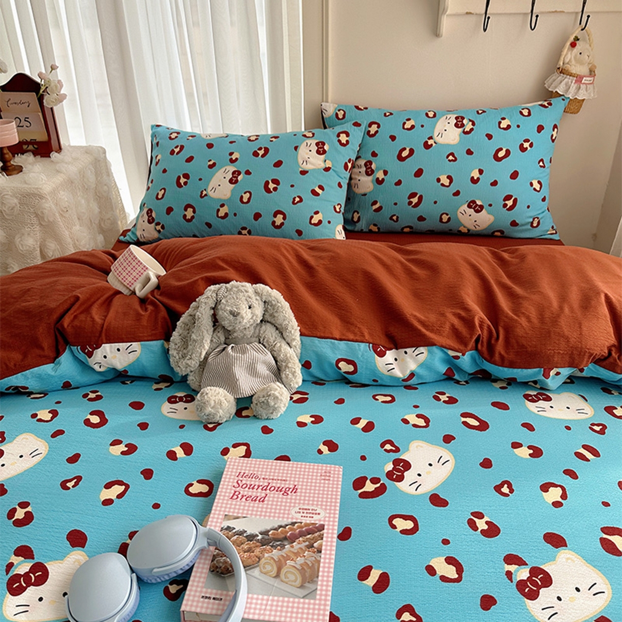 91家纺网 家纺一手货源 找家纺 贝扬思家纺 2025新款敲可爱的奶呼呼云感双层纱简约四件套系列-超级治愈~ 大脸二胡猫-蓝