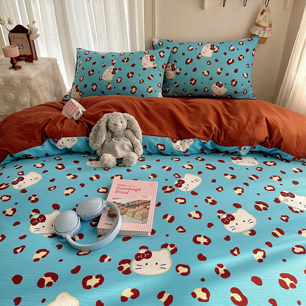 91家纺网 家纺一手货源 找家纺 贝扬思家纺 2025新款敲可爱的奶呼呼云感双层纱简约四件套系列-超级治愈~ 大脸二胡猫-蓝