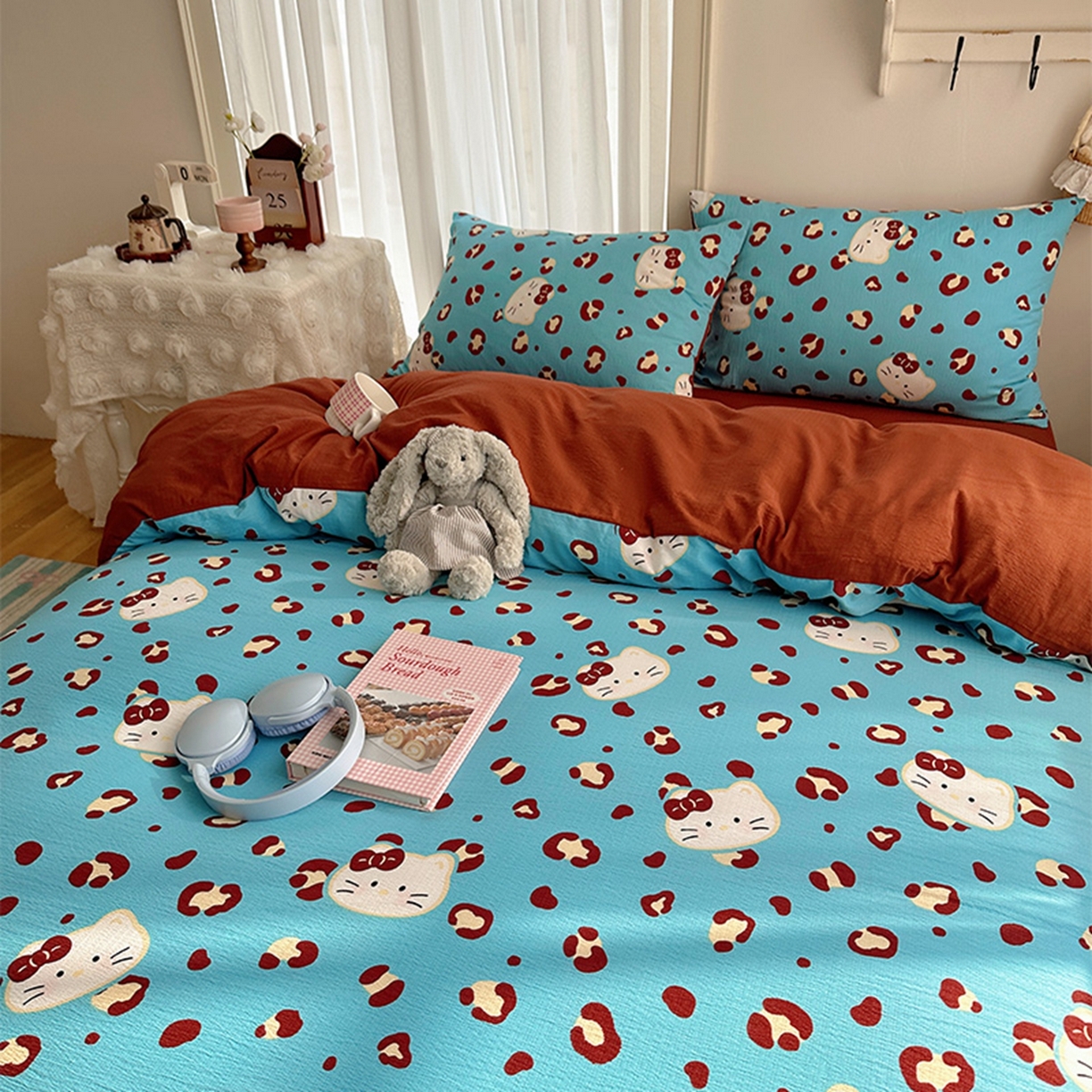 91家纺网 家纺一手货源 找家纺 贝扬思家纺 2025新款敲可爱的奶呼呼云感双层纱简约四件套系列-超级治愈~ 大脸二胡猫-蓝