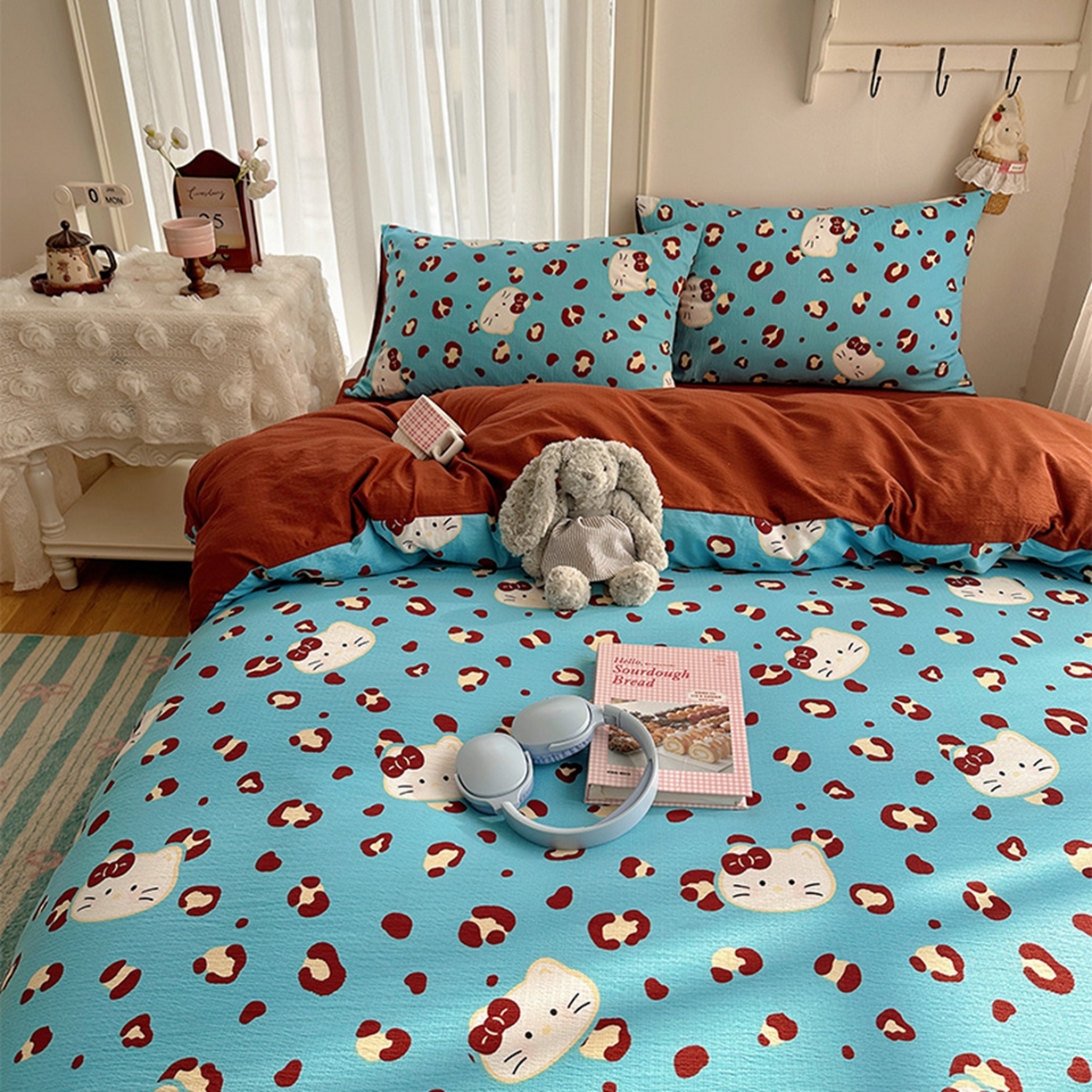 91家纺网 家纺一手货源 找家纺 贝扬思家纺 2025新款敲可爱的奶呼呼云感双层纱简约四件套系列-超级治愈~ 大脸二胡猫-蓝