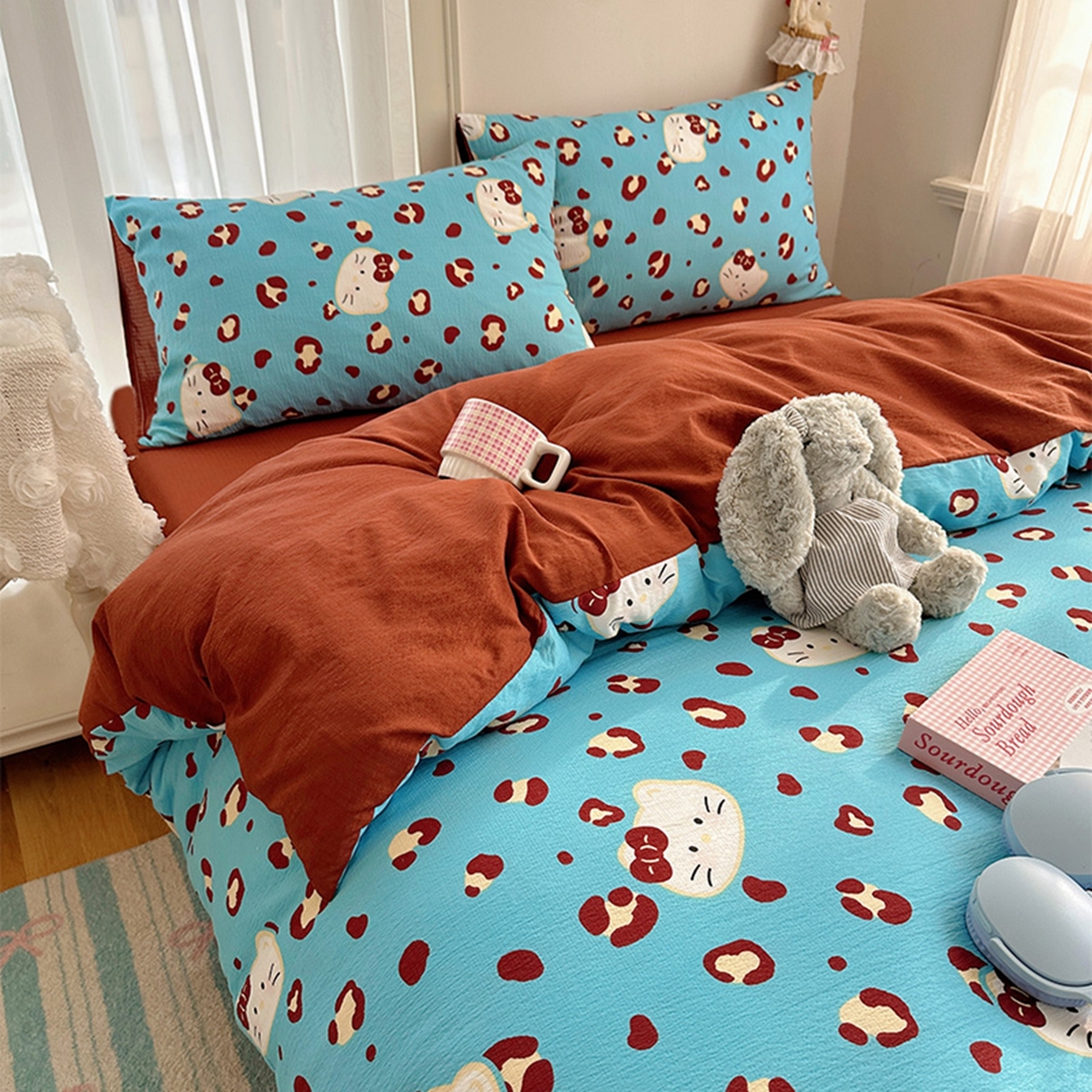 91家纺网 家纺一手货源 找家纺 贝扬思家纺 2025新款敲可爱的奶呼呼云感双层纱简约四件套系列-超级治愈~ 大脸二胡猫-蓝