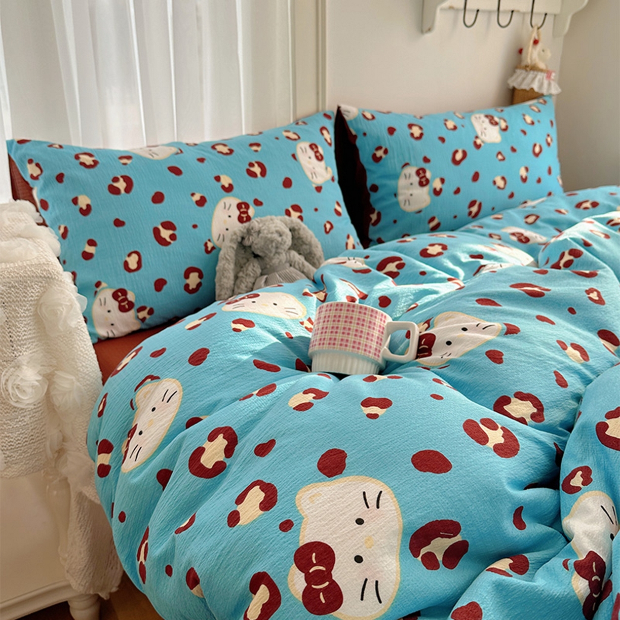 91家纺网 家纺一手货源 找家纺 贝扬思家纺 2025新款敲可爱的奶呼呼云感双层纱简约四件套系列-超级治愈~ 大脸二胡猫-蓝