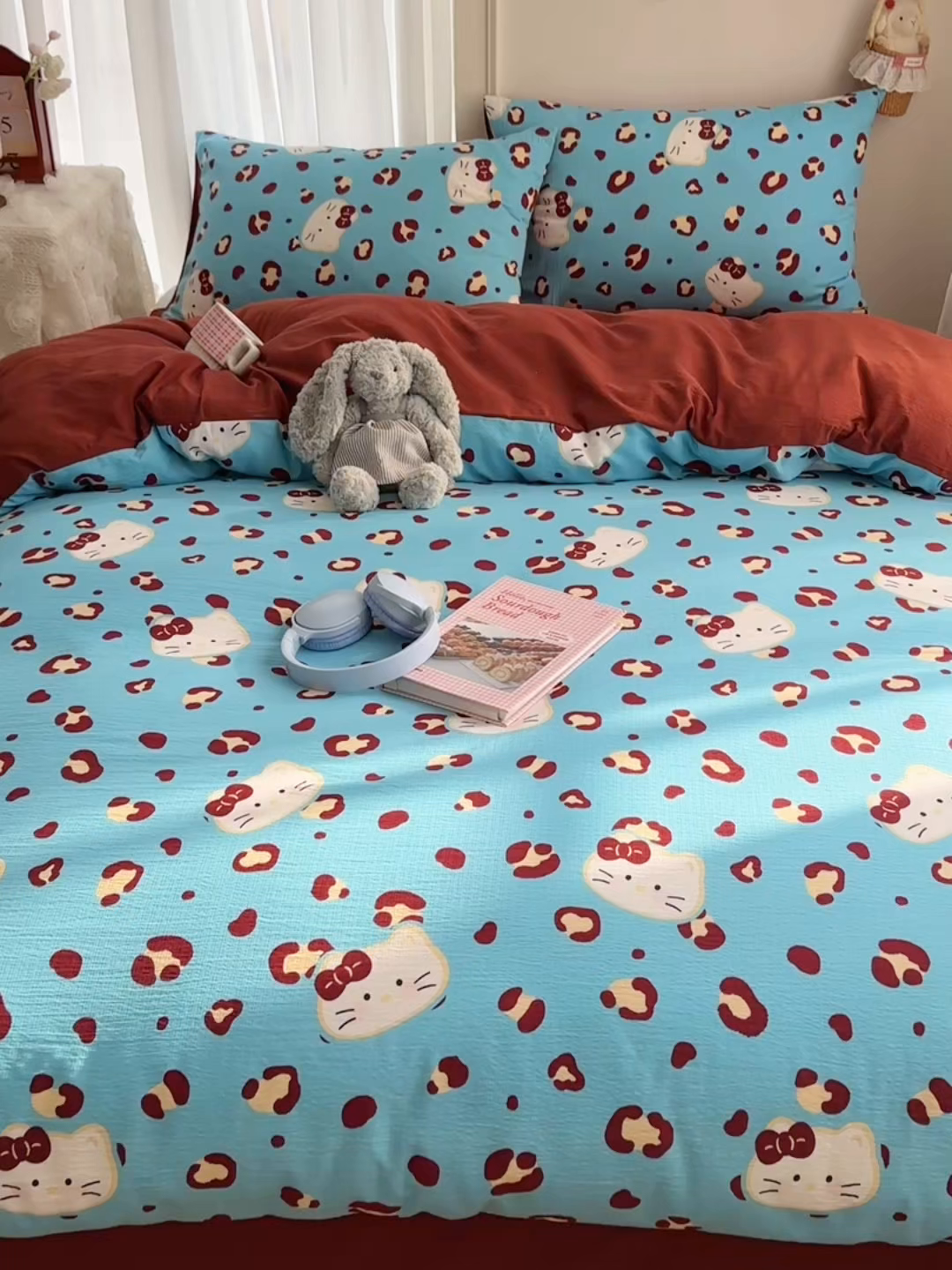 91家纺网 家纺一手货源 找家纺 贝扬思家纺 2025新款敲可爱的奶呼呼云感双层纱简约四件套系列-超级治愈~ 大脸二胡猫-蓝