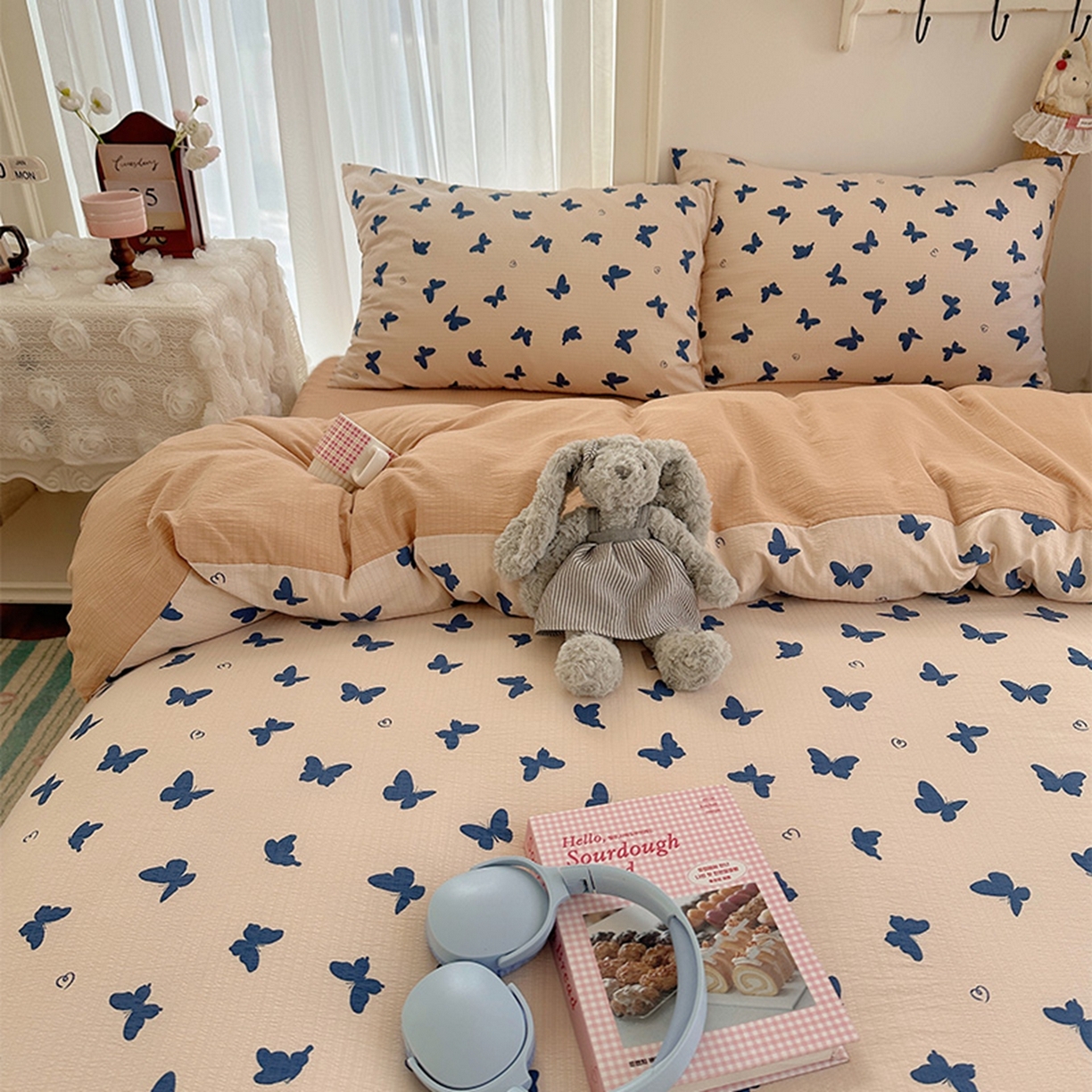 91家纺网 家纺一手货源 找家纺 贝扬思家纺 2025新款敲可爱的奶呼呼云感双层纱简约四件套系列-超级治愈~ 蝴蝶剪影