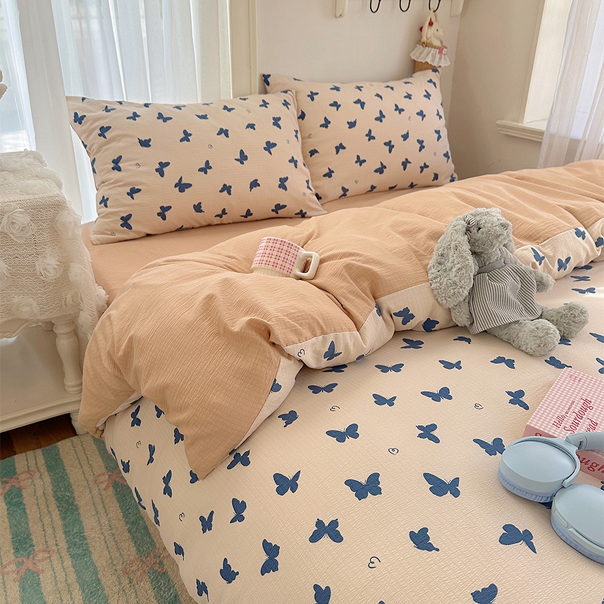 91家纺网 家纺一手货源 找家纺 贝扬思家纺 2025新款敲可爱的奶呼呼云感双层纱简约四件套系列-超级治愈~ 蝴蝶剪影