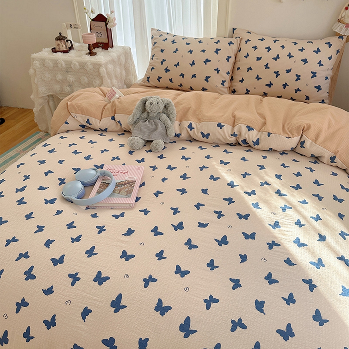 91家纺网 家纺一手货源 找家纺 贝扬思家纺 2025新款敲可爱的奶呼呼云感双层纱简约四件套系列-超级治愈~ 蝴蝶剪影