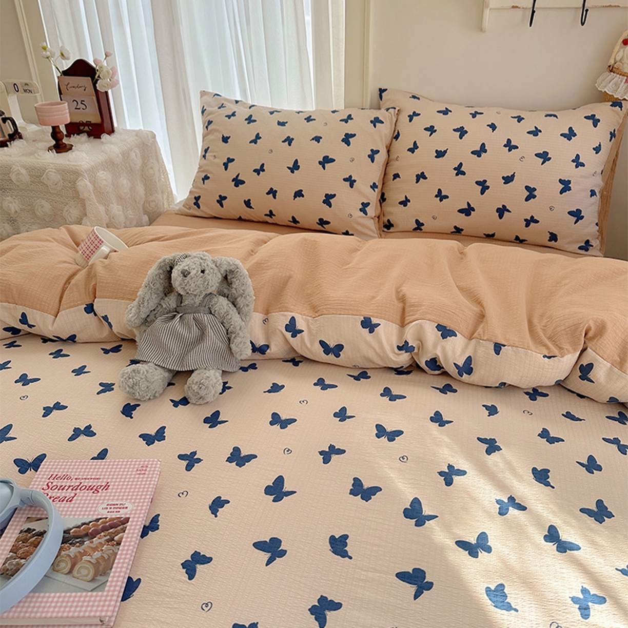 91家纺网 家纺一手货源 找家纺 贝扬思家纺 2025新款敲可爱的奶呼呼云感双层纱简约四件套系列-超级治愈~ 蝴蝶剪影