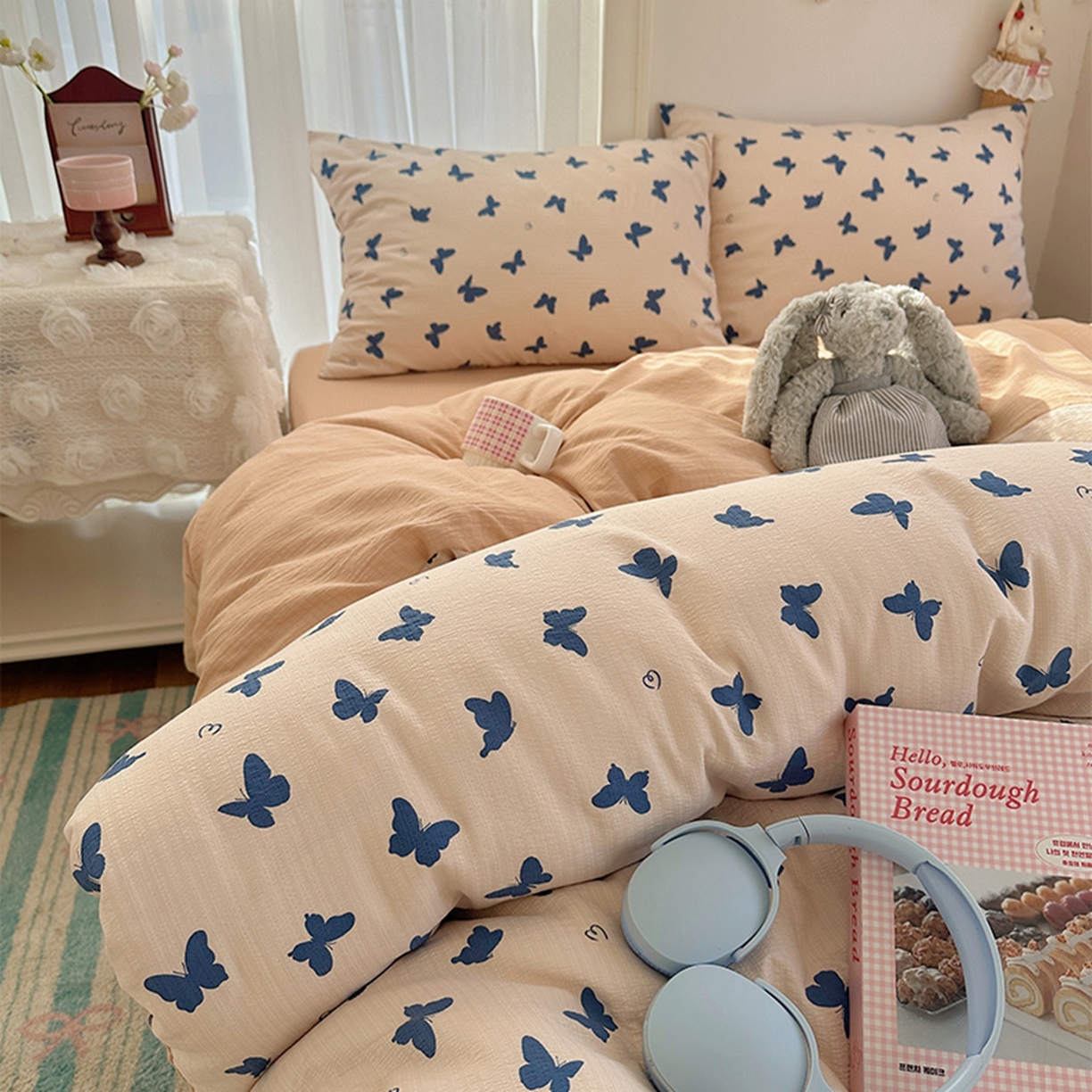 91家纺网 家纺一手货源 找家纺 贝扬思家纺 2025新款敲可爱的奶呼呼云感双层纱简约四件套系列-超级治愈~ 蝴蝶剪影