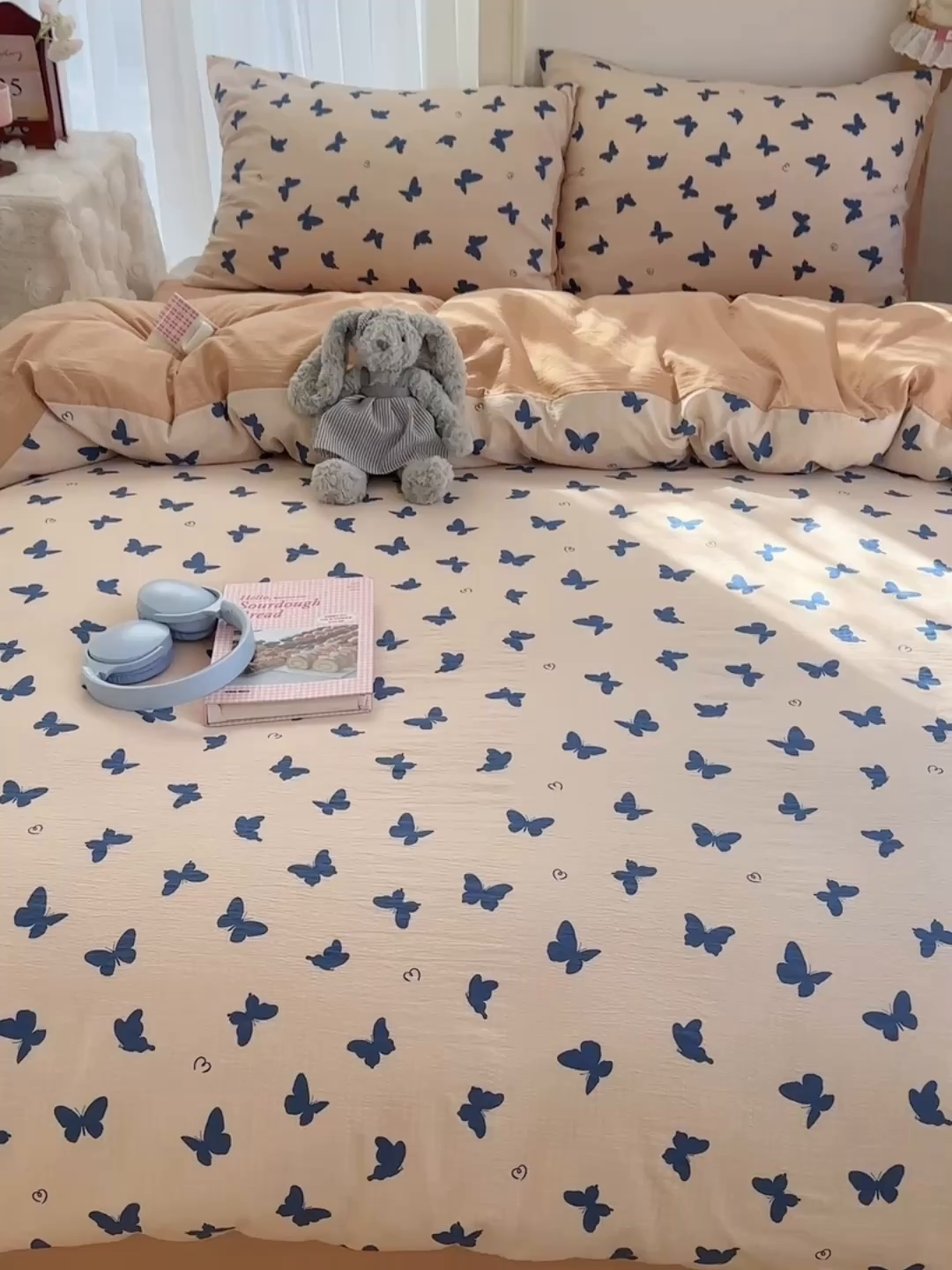 91家纺网 家纺一手货源 找家纺 贝扬思家纺 2025新款敲可爱的奶呼呼云感双层纱简约四件套系列-超级治愈~ 蝴蝶剪影