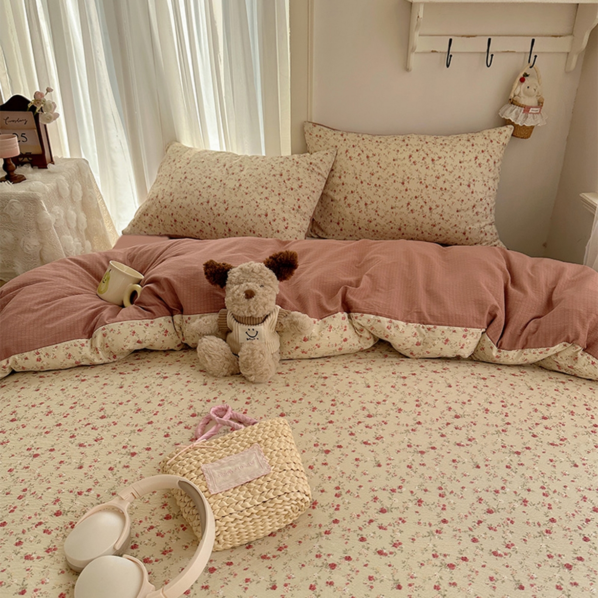 91家纺网 家纺一手货源 找家纺 贝扬思家纺 2025新款敲可爱的奶呼呼云感双层纱简约四件套系列-超级治愈~ 见花则喜