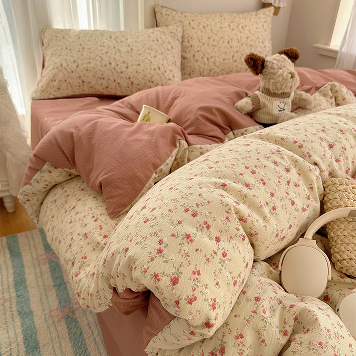 91家纺网 家纺一手货源 找家纺 贝扬思家纺 2025新款敲可爱的奶呼呼云感双层纱简约四件套系列-超级治愈~ 见花则喜