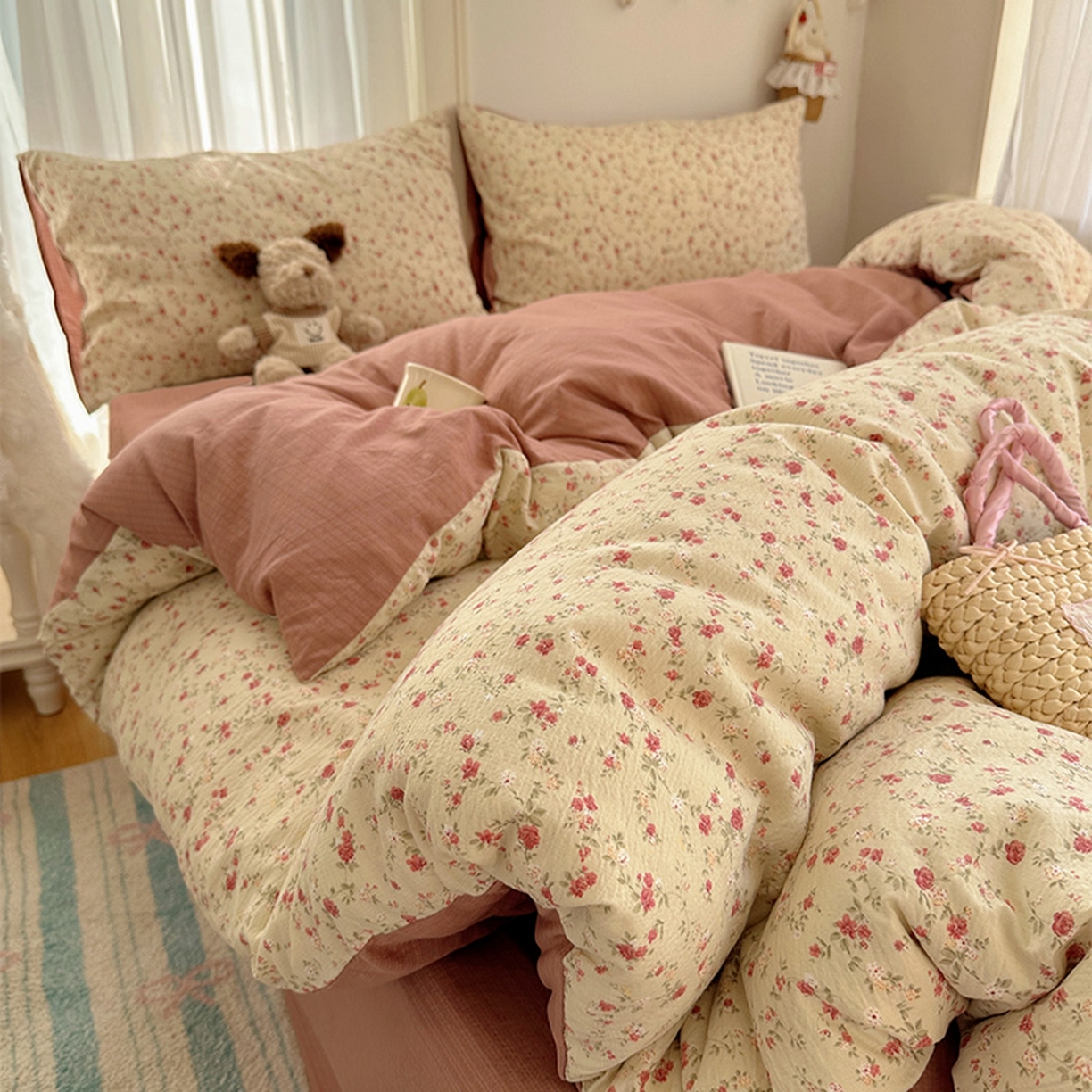 91家纺网 家纺一手货源 找家纺 贝扬思家纺 2025新款敲可爱的奶呼呼云感双层纱简约四件套系列-超级治愈~ 见花则喜