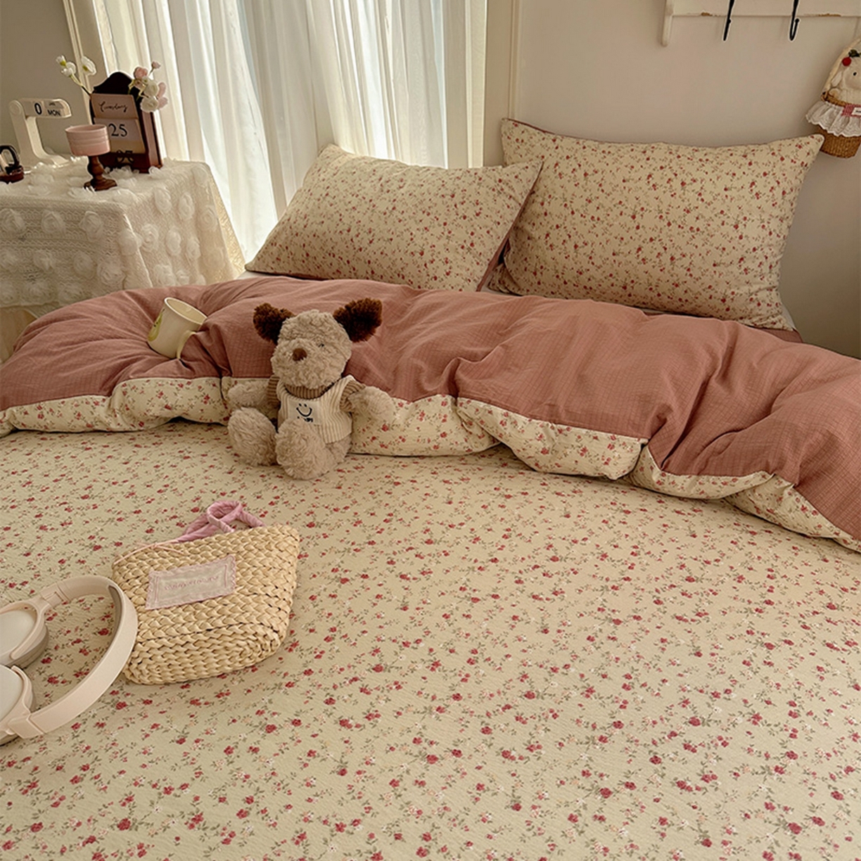 91家纺网 家纺一手货源 找家纺 贝扬思家纺 2025新款敲可爱的奶呼呼云感双层纱简约四件套系列-超级治愈~ 见花则喜