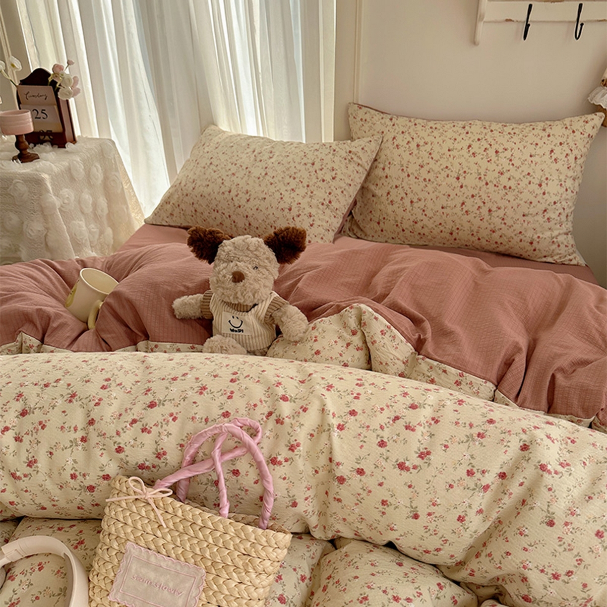 91家纺网 家纺一手货源 找家纺 贝扬思家纺 2025新款敲可爱的奶呼呼云感双层纱简约四件套系列-超级治愈~ 见花则喜