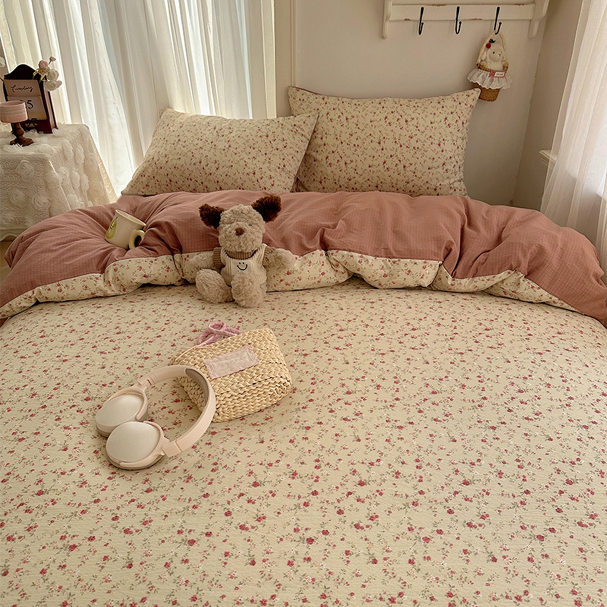 91家纺网 家纺一手货源 找家纺 贝扬思家纺 2025新款敲可爱的奶呼呼云感双层纱简约四件套系列-超级治愈~ 见花则喜