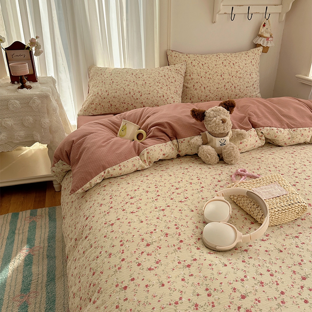 91家纺网 家纺一手货源 找家纺 贝扬思家纺 2025新款敲可爱的奶呼呼云感双层纱简约四件套系列-超级治愈~ 见花则喜