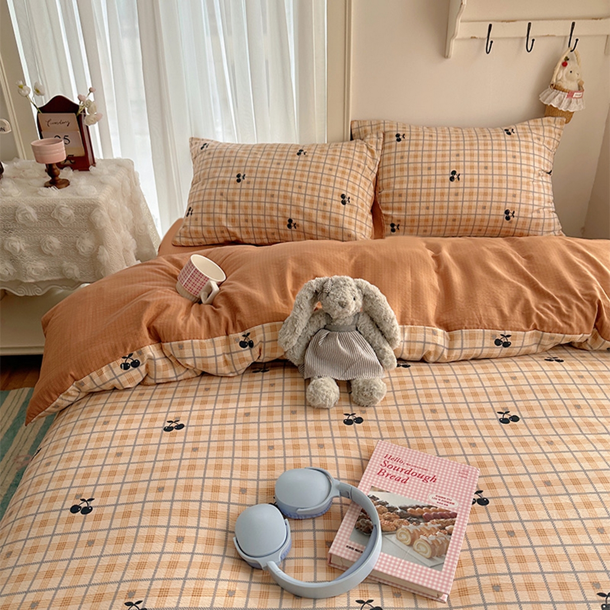 91家纺网 家纺一手货源 找家纺 贝扬思家纺 2025新款敲可爱的奶呼呼云感双层纱简约四件套系列-超级治愈~ 焦糖樱桃