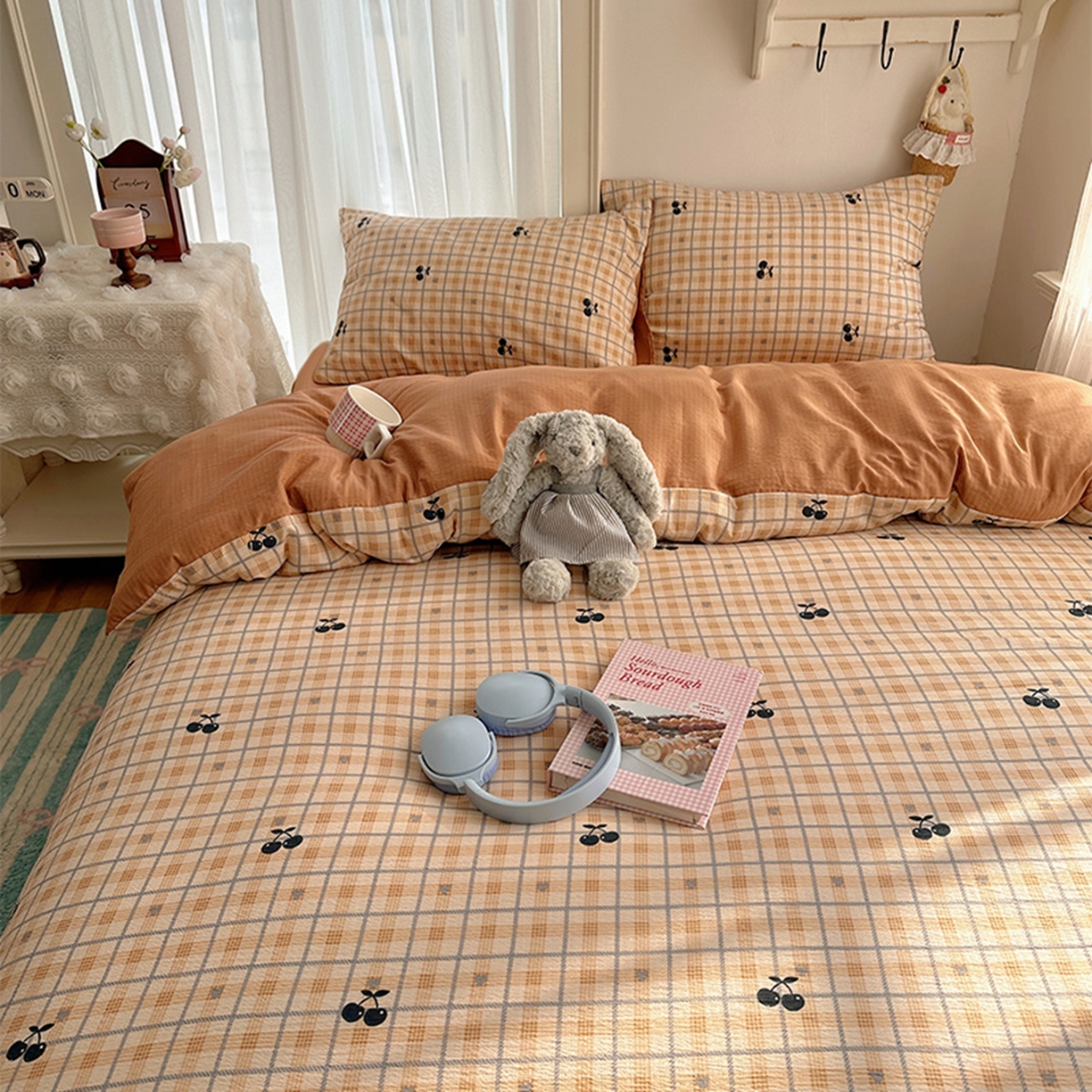 91家纺网 家纺一手货源 找家纺 贝扬思家纺 2025新款敲可爱的奶呼呼云感双层纱简约四件套系列-超级治愈~ 焦糖樱桃