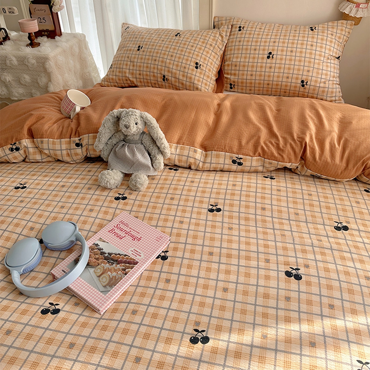 91家纺网 家纺一手货源 找家纺 贝扬思家纺 2025新款敲可爱的奶呼呼云感双层纱简约四件套系列-超级治愈~ 焦糖樱桃