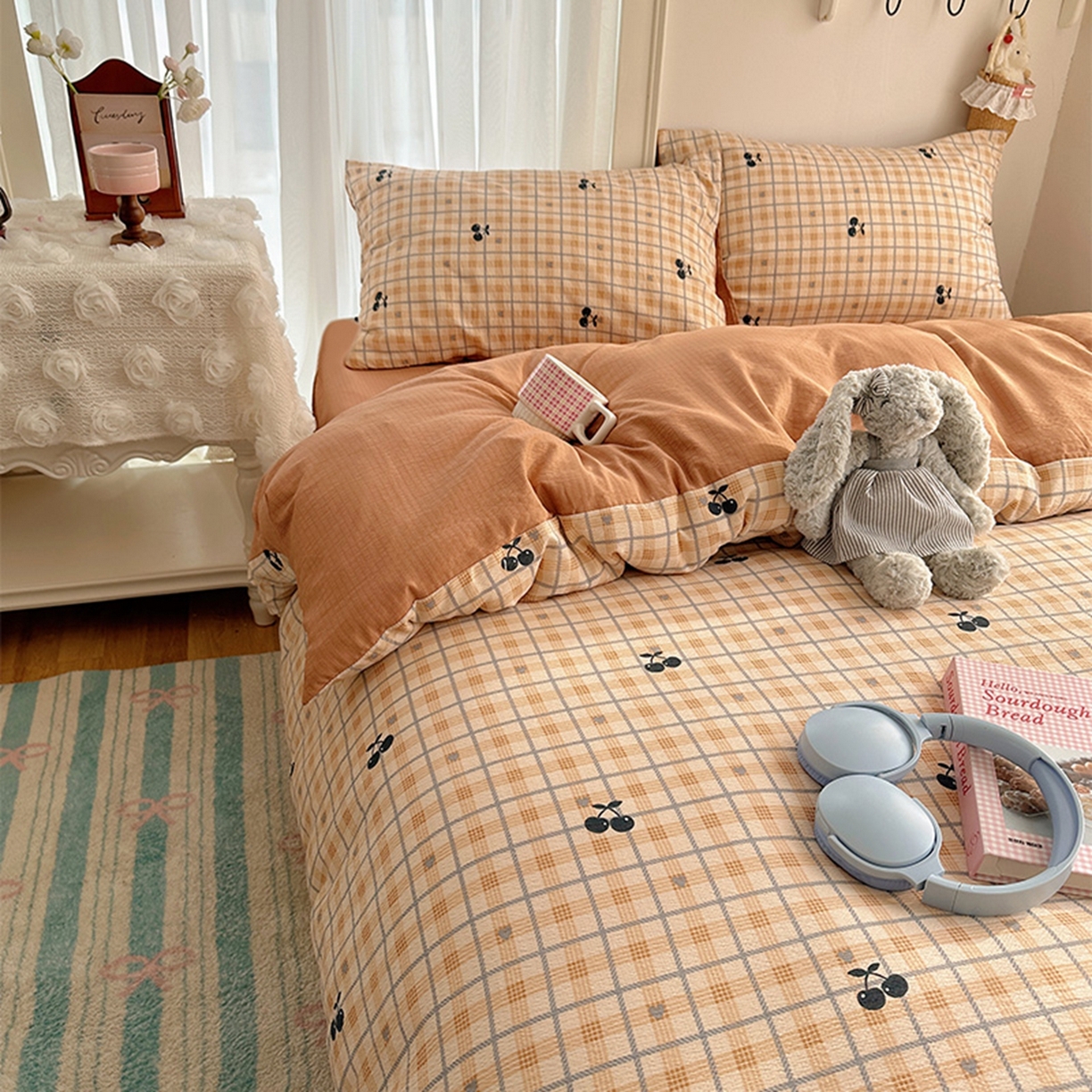 91家纺网 家纺一手货源 找家纺 贝扬思家纺 2025新款敲可爱的奶呼呼云感双层纱简约四件套系列-超级治愈~ 焦糖樱桃