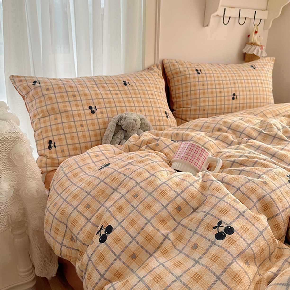 91家纺网 家纺一手货源 找家纺 贝扬思家纺 2025新款敲可爱的奶呼呼云感双层纱简约四件套系列-超级治愈~ 焦糖樱桃