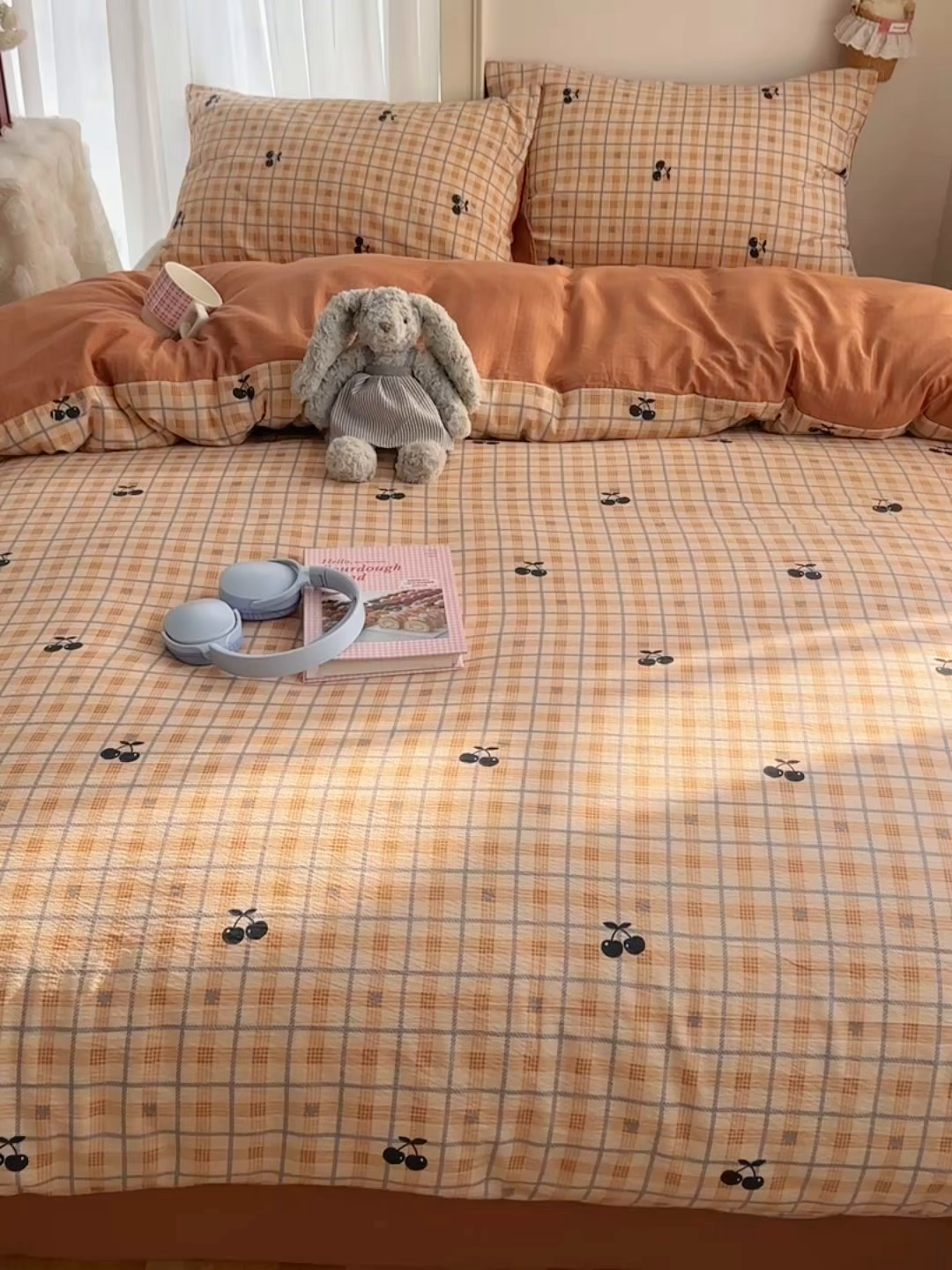 91家纺网 家纺一手货源 找家纺 贝扬思家纺 2025新款敲可爱的奶呼呼云感双层纱简约四件套系列-超级治愈~ 焦糖樱桃