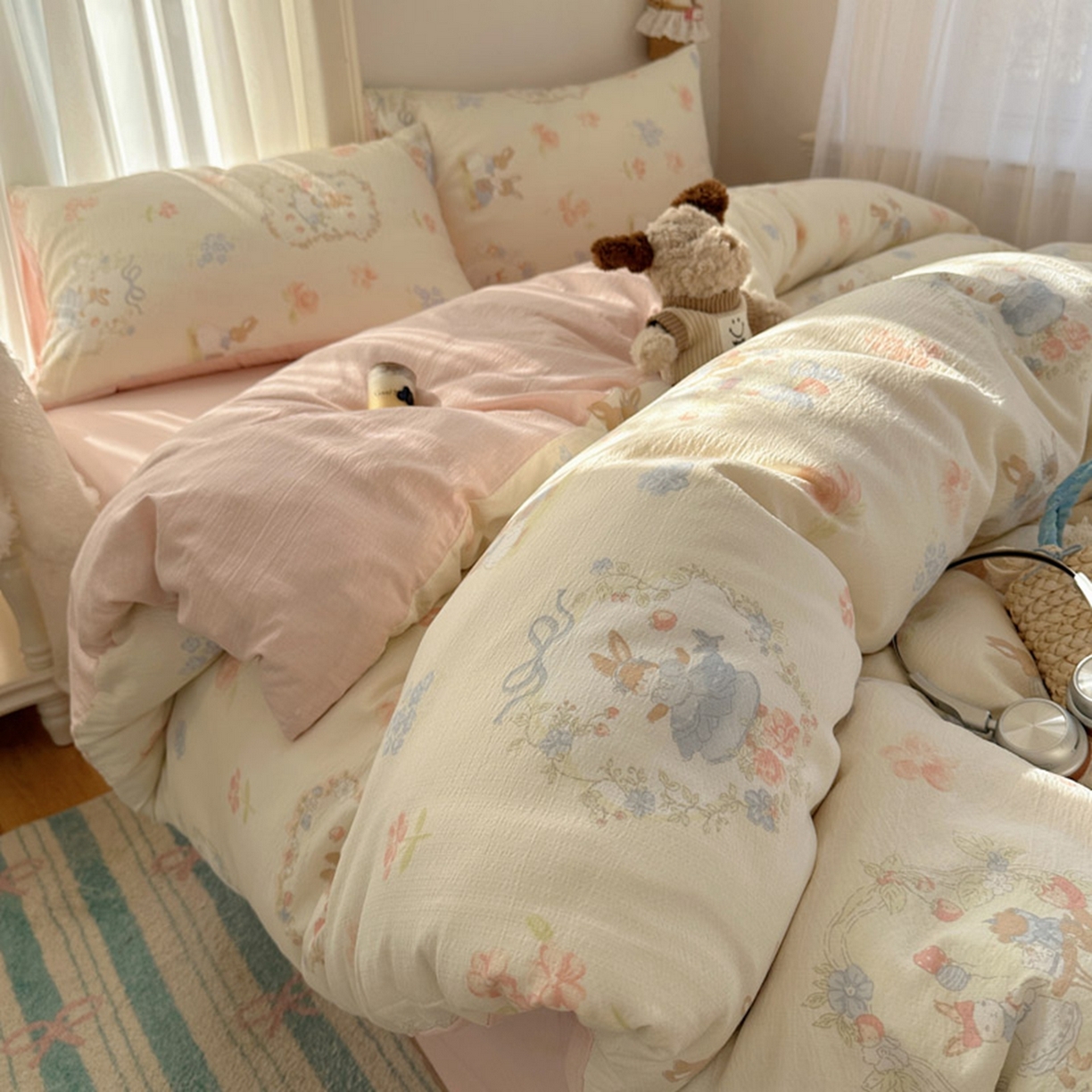 91家纺网 家纺一手货源 找家纺 贝扬思家纺 2025新款敲可爱的奶呼呼云感双层纱简约四件套系列-超级治愈~ 镜子里的兔