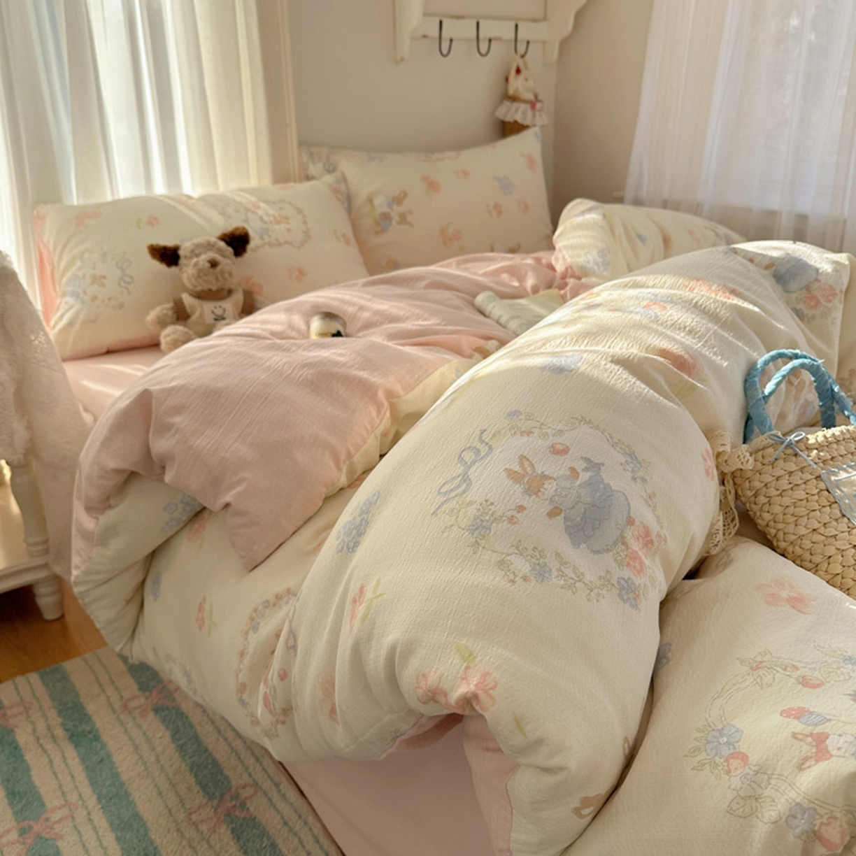 91家纺网 家纺一手货源 找家纺 贝扬思家纺 2025新款敲可爱的奶呼呼云感双层纱简约四件套系列-超级治愈~ 镜子里的兔