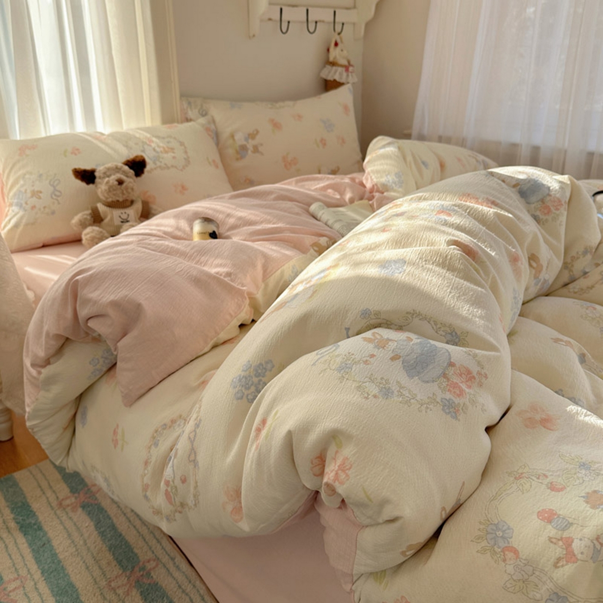 91家纺网 家纺一手货源 找家纺 贝扬思家纺 2025新款敲可爱的奶呼呼云感双层纱简约四件套系列-超级治愈~ 镜子里的兔