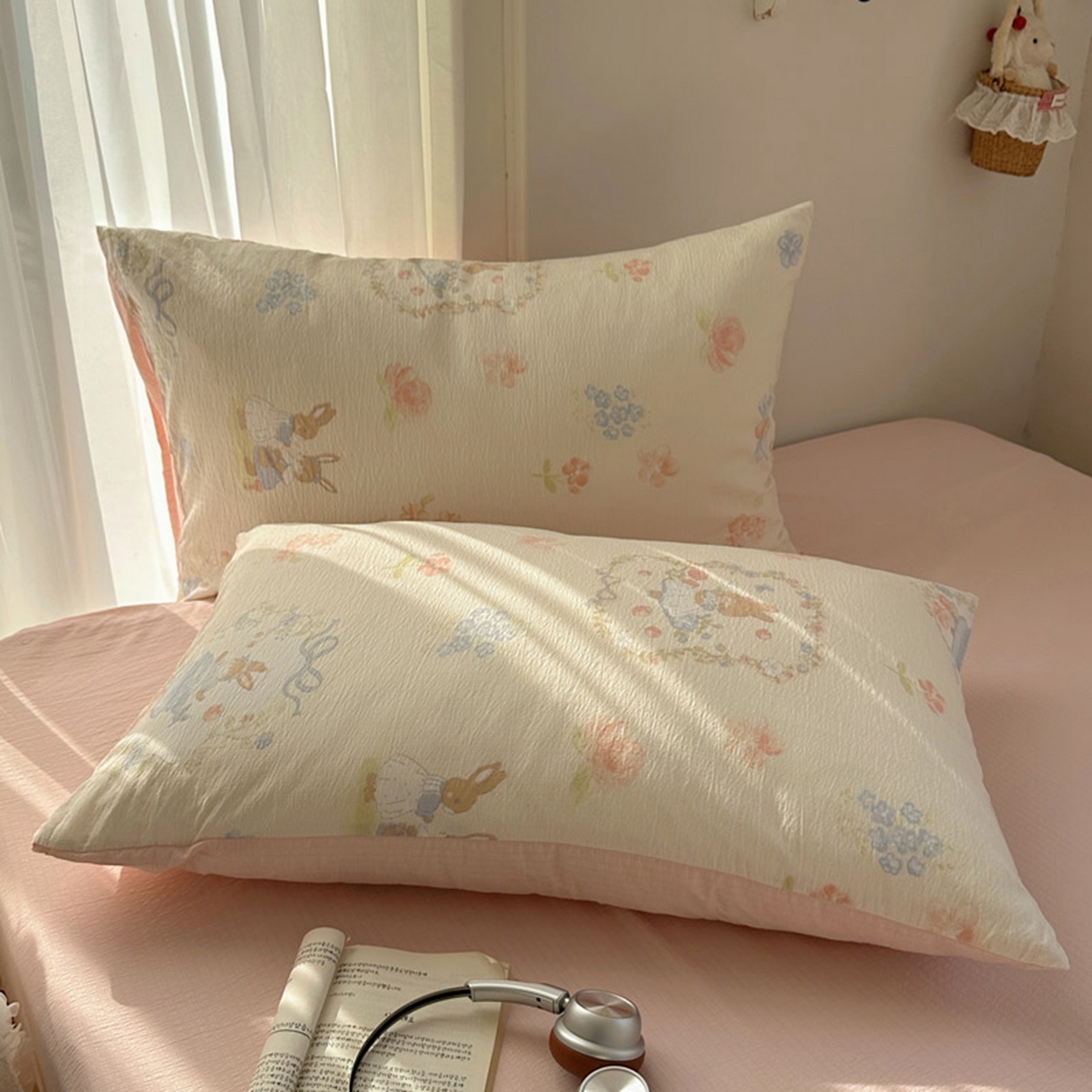 91家纺网 家纺一手货源 找家纺 贝扬思家纺 2025新款敲可爱的奶呼呼云感双层纱简约四件套系列-超级治愈~ 镜子里的兔