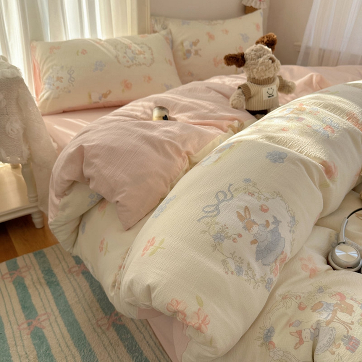 91家纺网 家纺一手货源 找家纺 贝扬思家纺 2025新款敲可爱的奶呼呼云感双层纱简约四件套系列-超级治愈~ 镜子里的兔