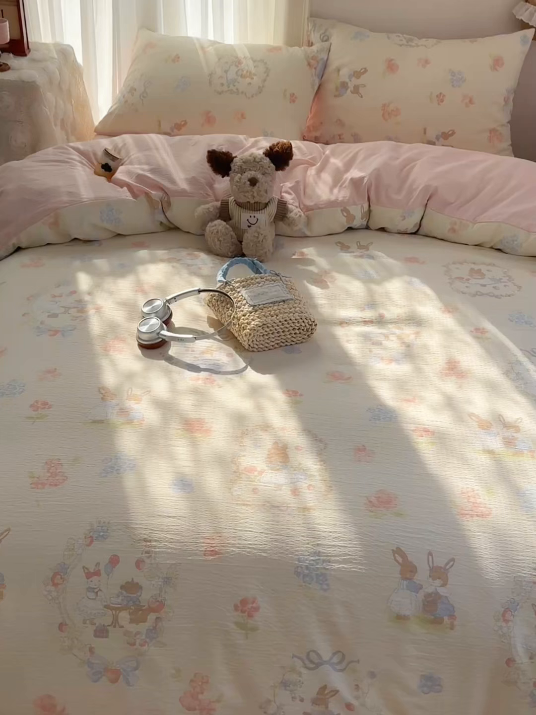 91家纺网 家纺一手货源 找家纺 贝扬思家纺 2025新款敲可爱的奶呼呼云感双层纱简约四件套系列-超级治愈~ 镜子里的兔