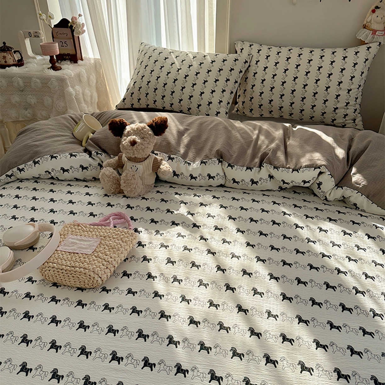 91家纺网 家纺一手货源 找家纺 贝扬思家纺 2025新款敲可爱的奶呼呼云感双层纱简约四件套系列-超级治愈~ 木马