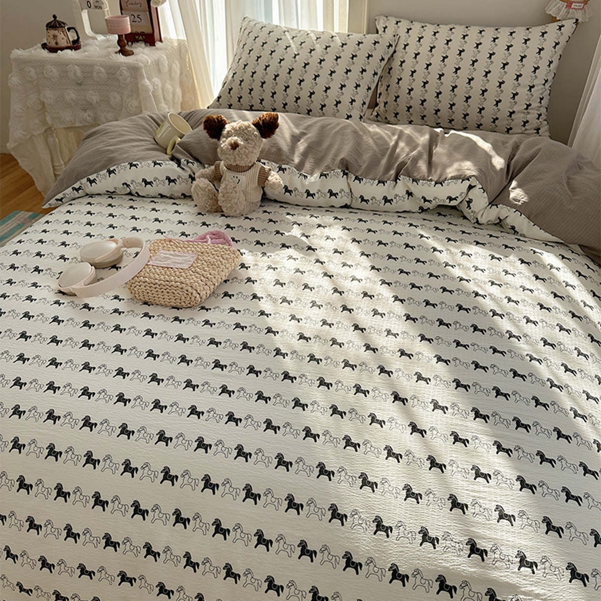 91家纺网 家纺一手货源 找家纺 贝扬思家纺 2025新款敲可爱的奶呼呼云感双层纱简约四件套系列-超级治愈~ 木马